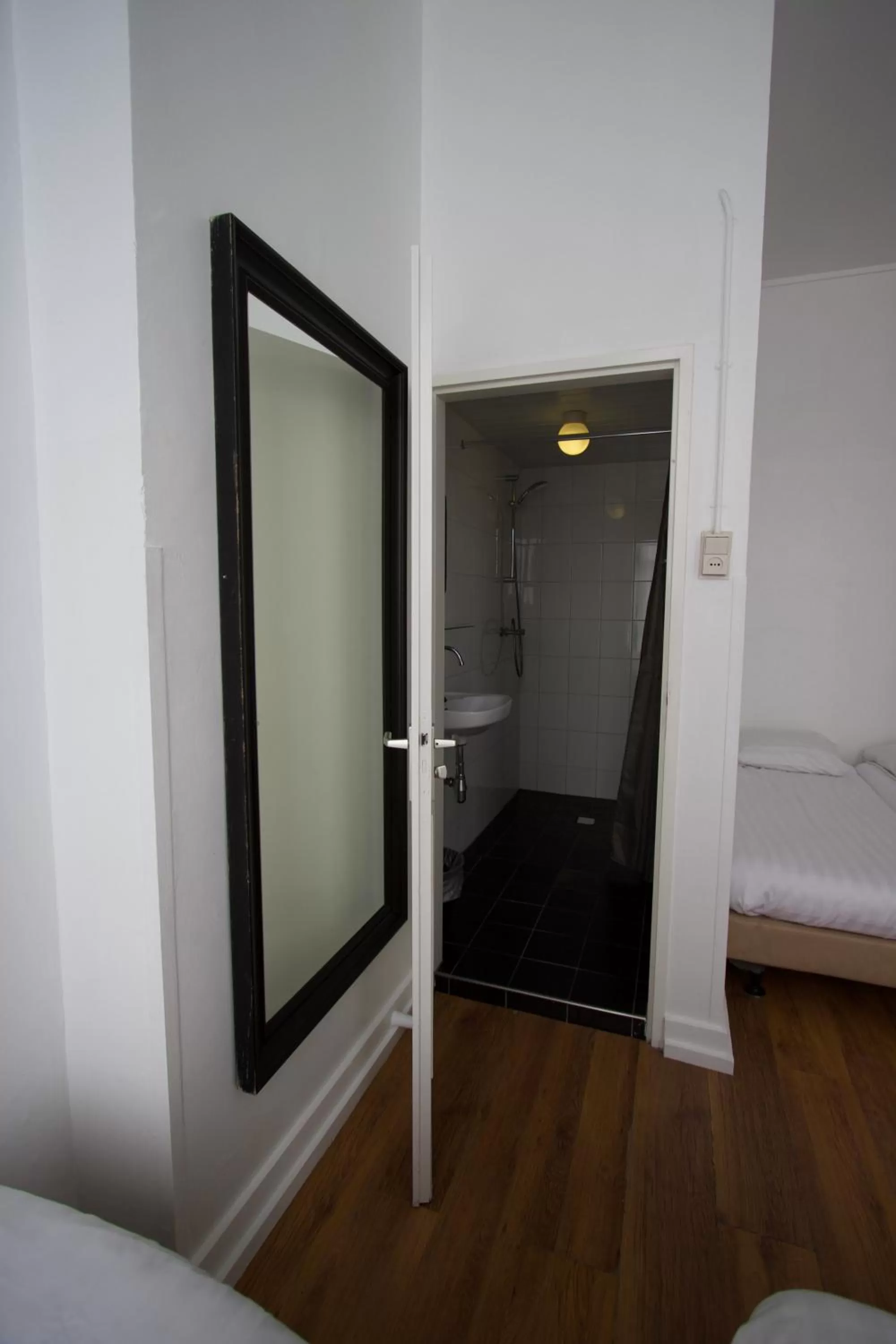 Shower, Bed in Hotel Hortus