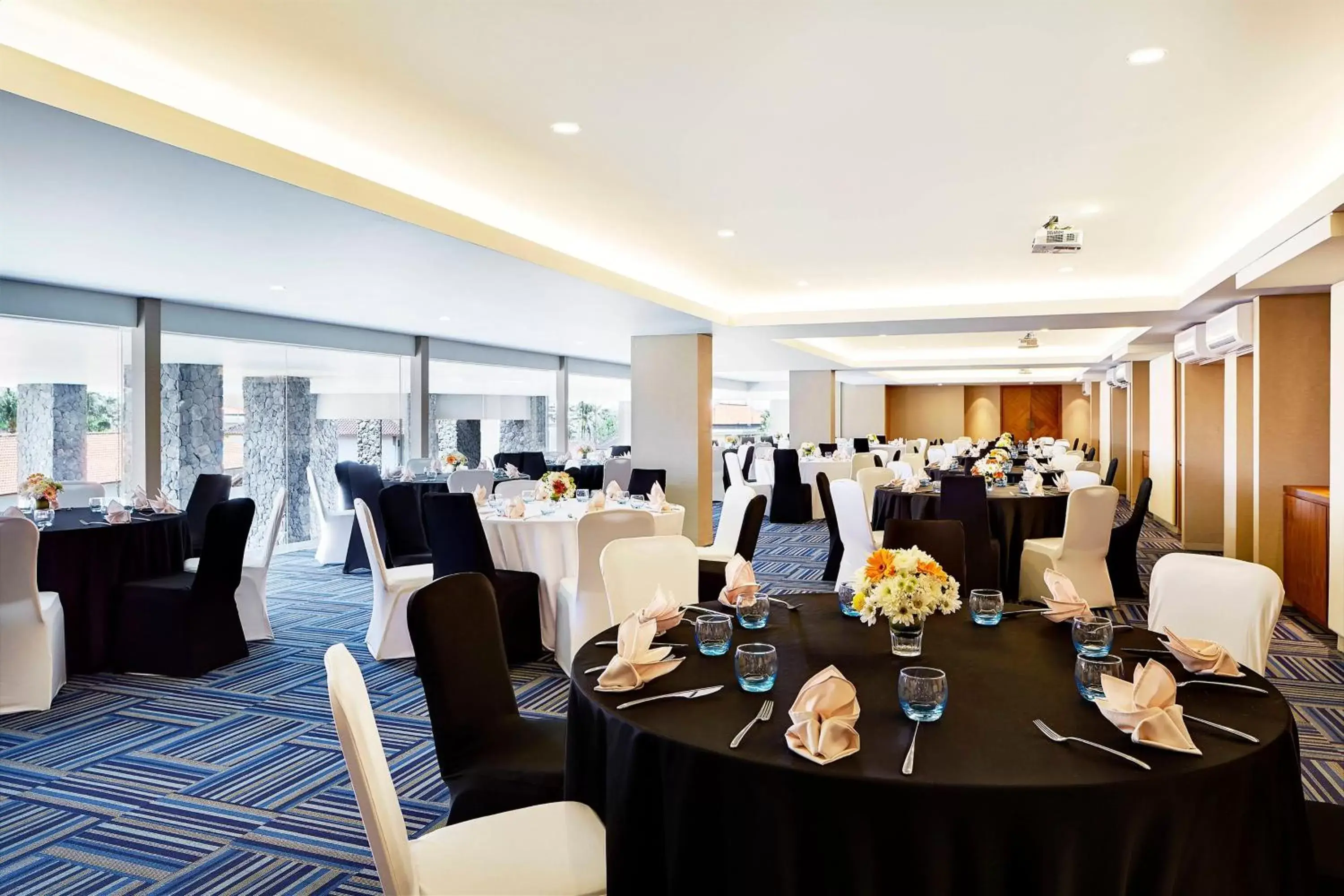Meeting/conference room, Restaurant/Places to Eat in Four Points by Sheraton Bali, Kuta