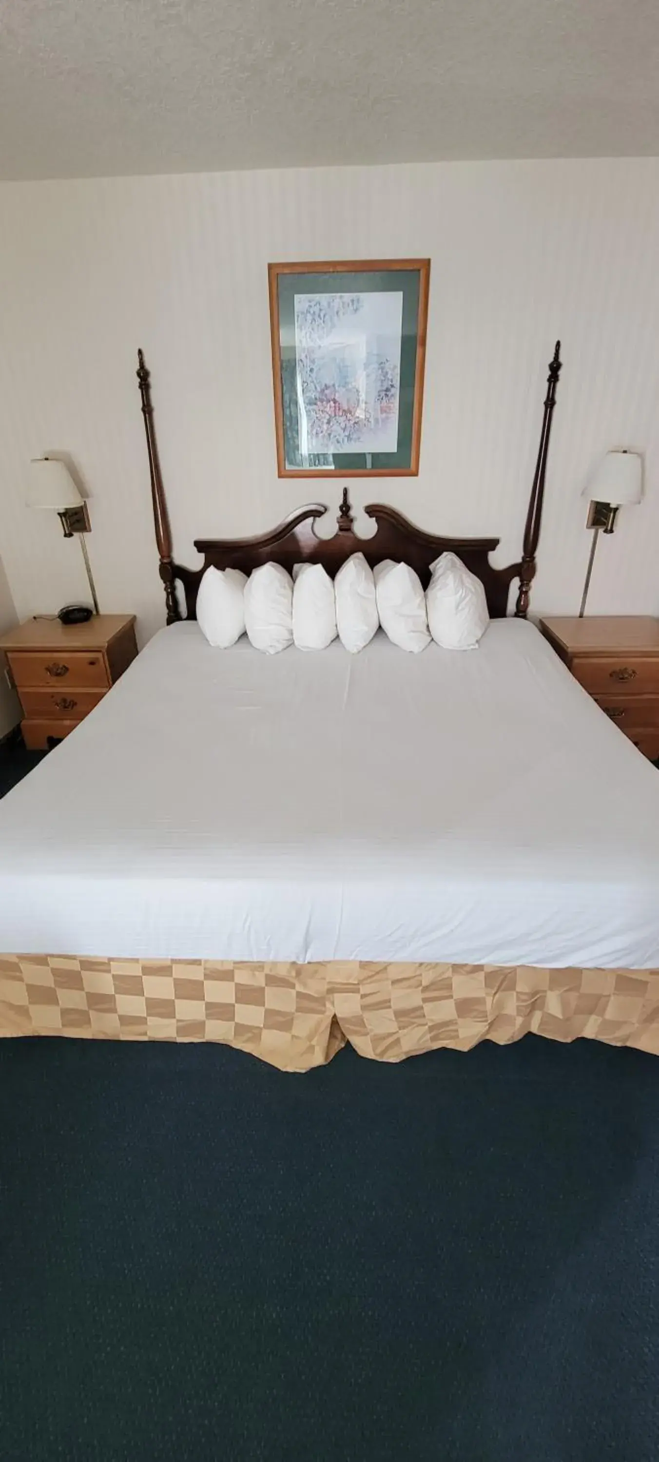 Bed in Thunderbird Inn of Mackinaw City Bed in Thunderbird Inn of Mackinaw City