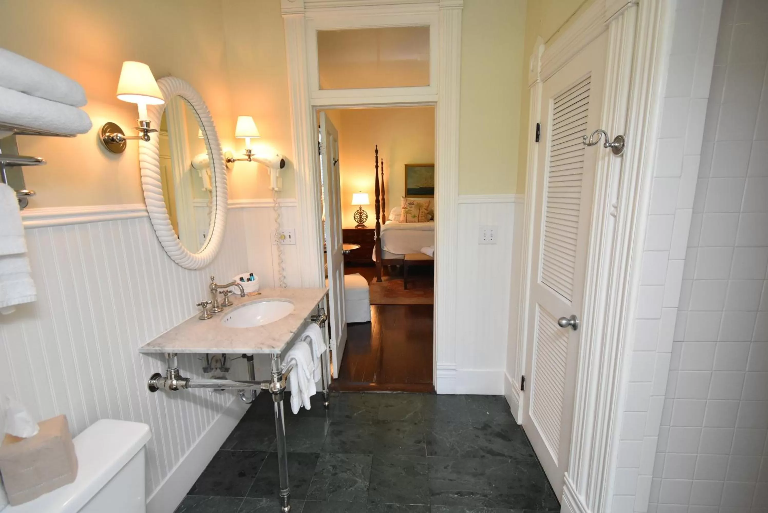 Simonton Court Historic Inn & Cottages