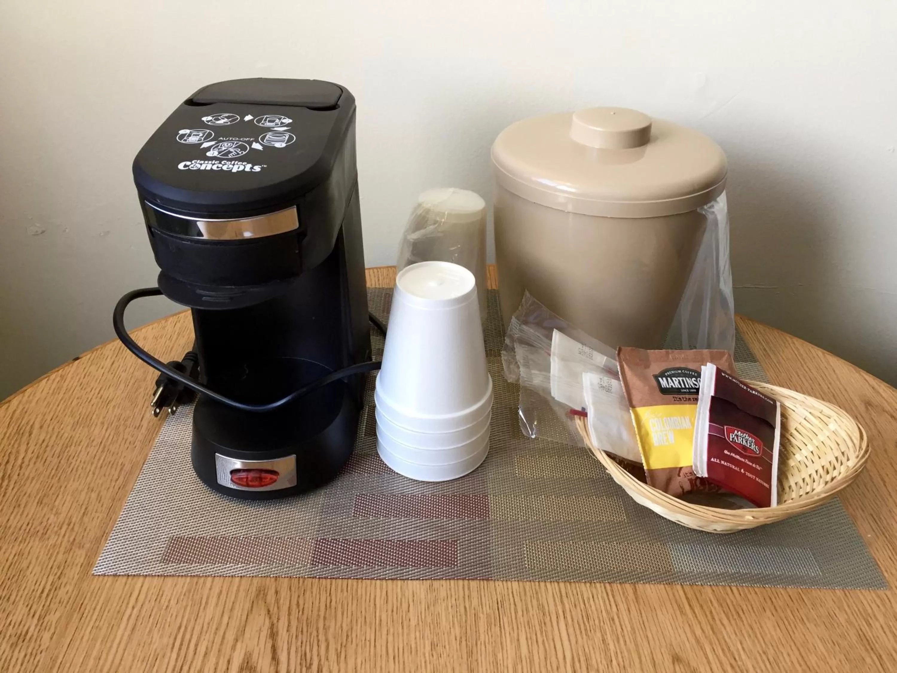 Coffee/tea facilities in Colonial Inn