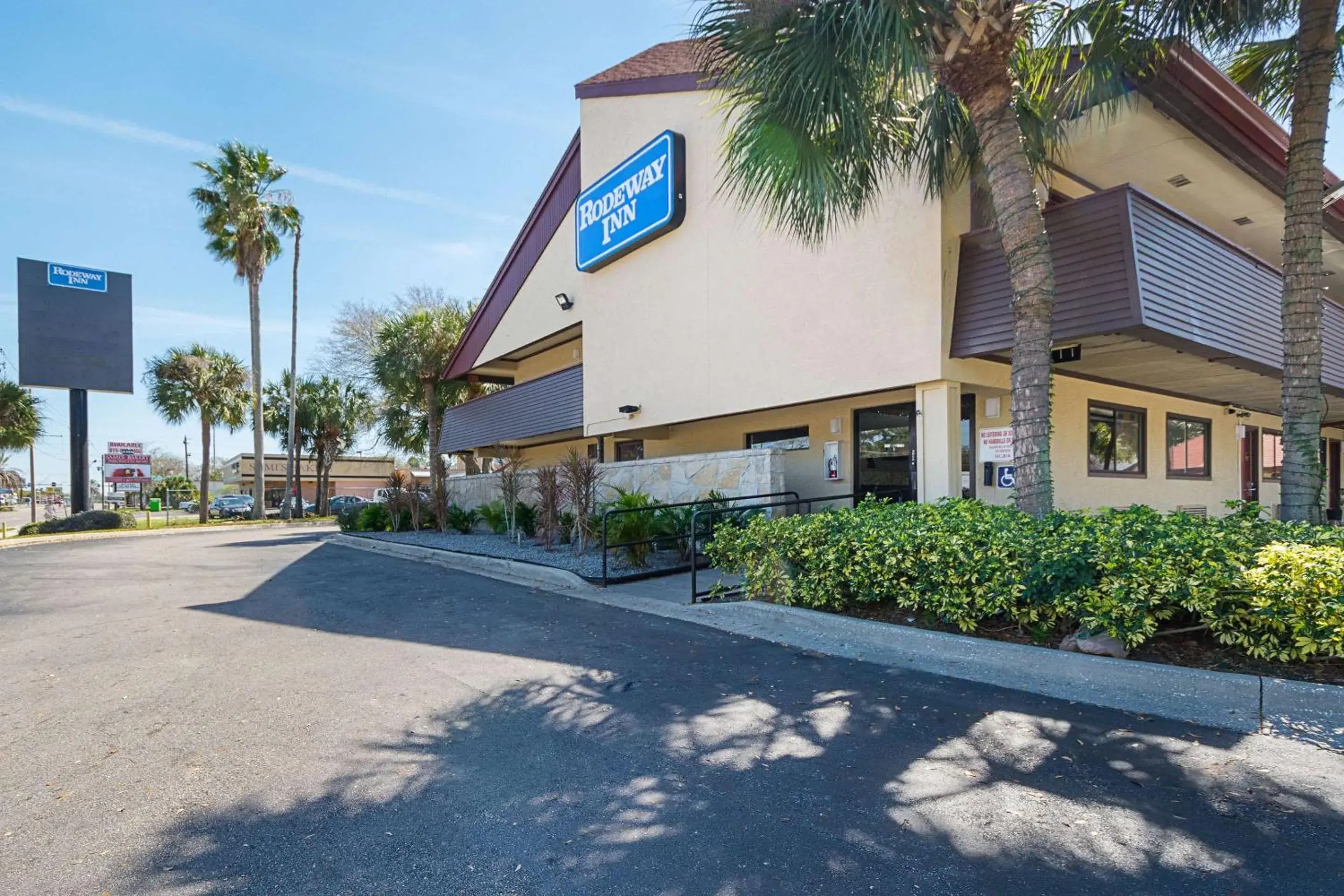 Property building in Rodeway Inn Tampa near Busch Gardens-USF