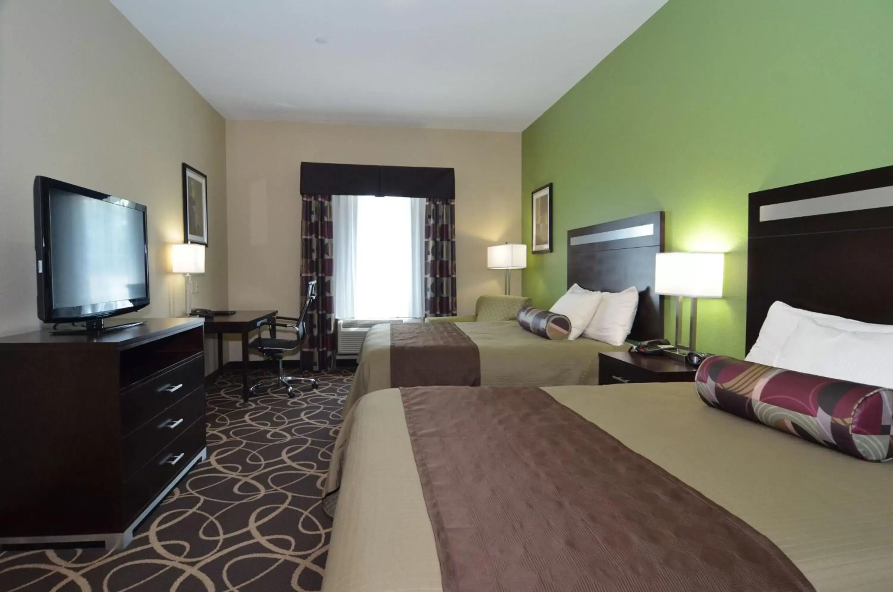 Photo of the whole room, TV/Entertainment Center in Best Western Plus Kenedy Inn