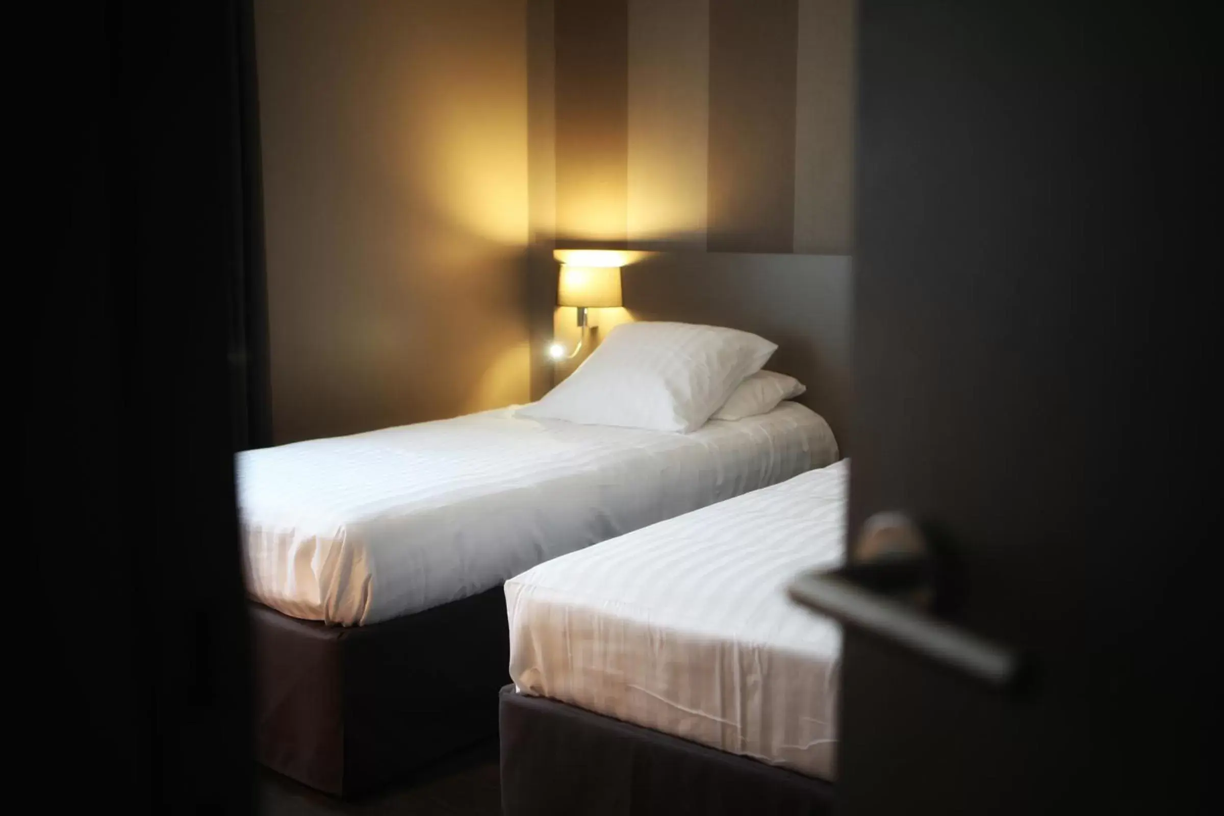 Bed in Brit Hotel Le Galion & Spa