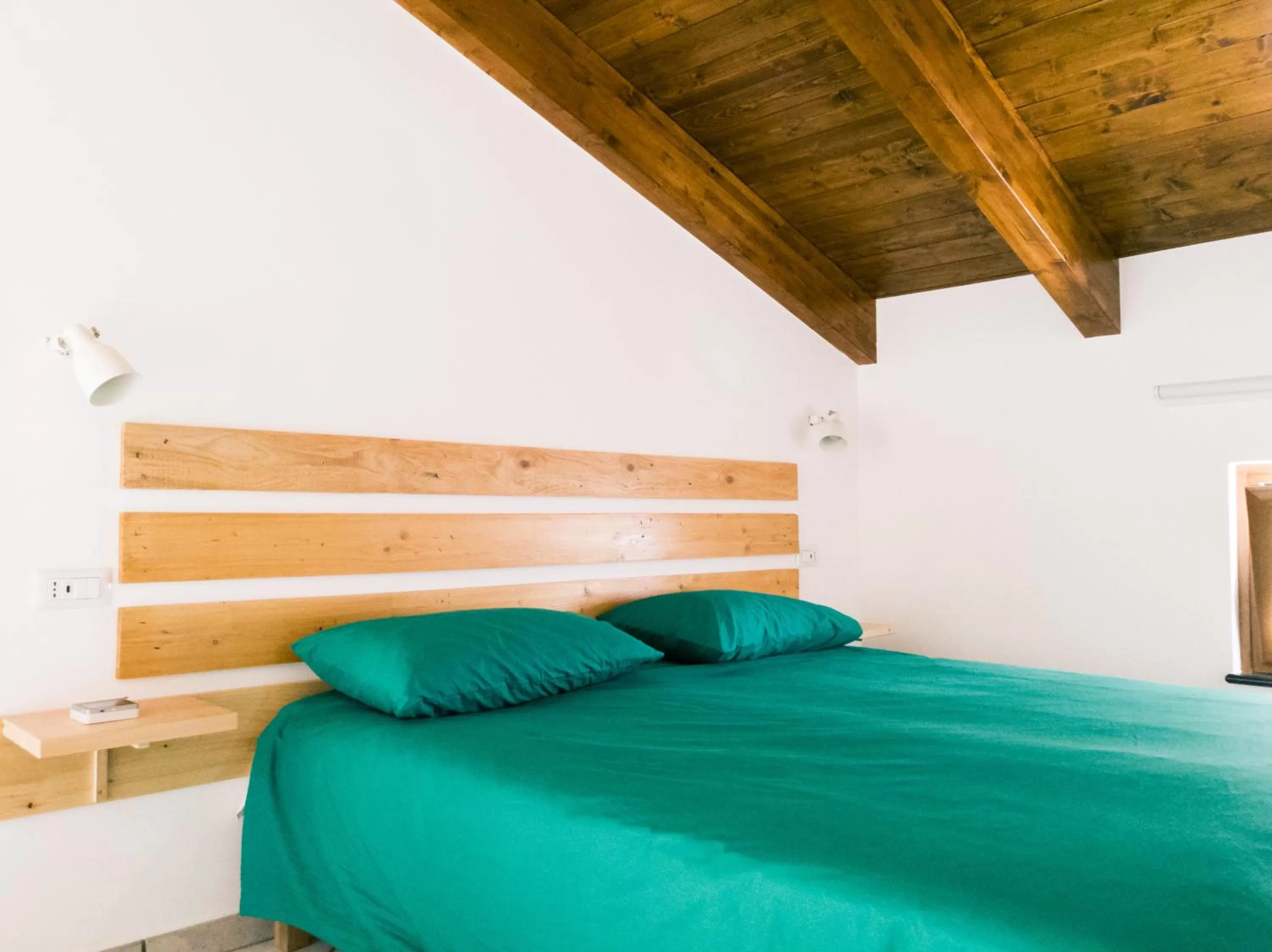 Bedroom, Bed in Songbird