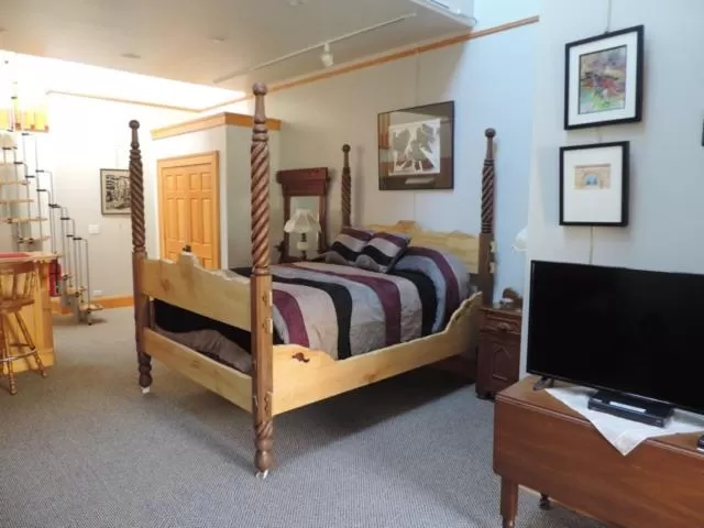 Bed in Abe's Spring Street Guest House