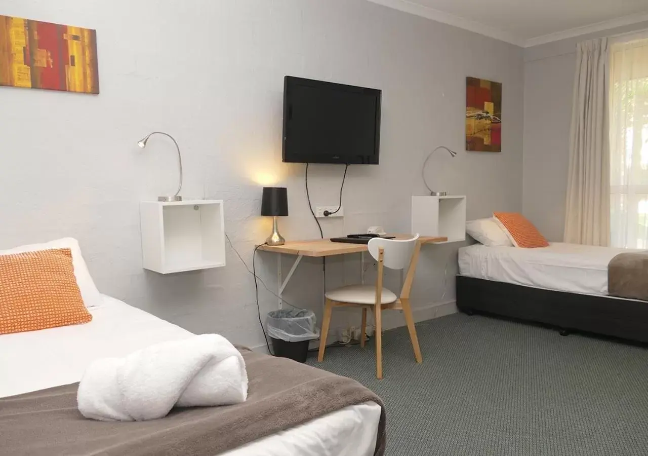 Bed, TV/Entertainment Center in Ballina Byron Islander Resort and Conference Centre