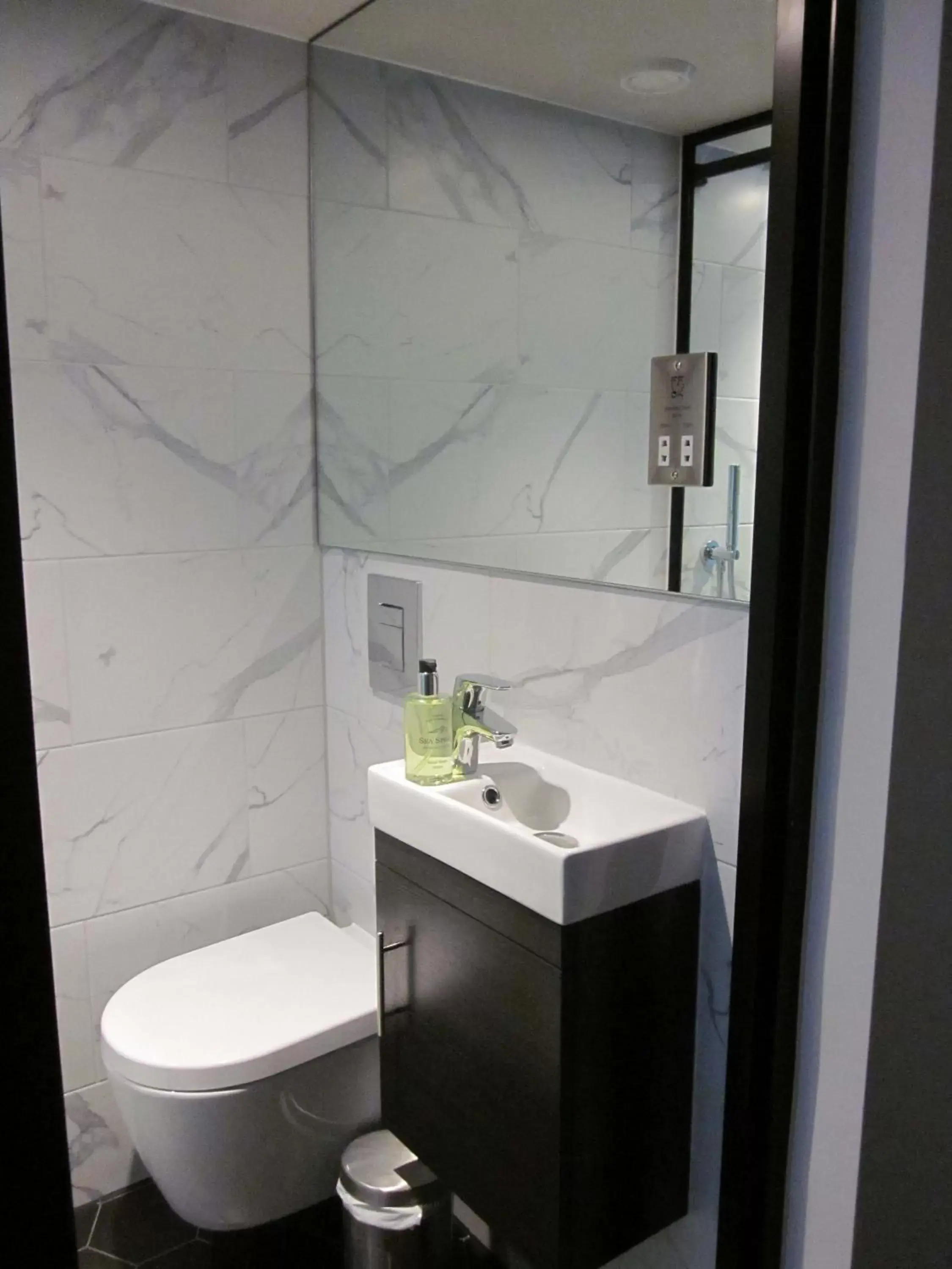 Shower, Bathroom in Euston Square Hotel
