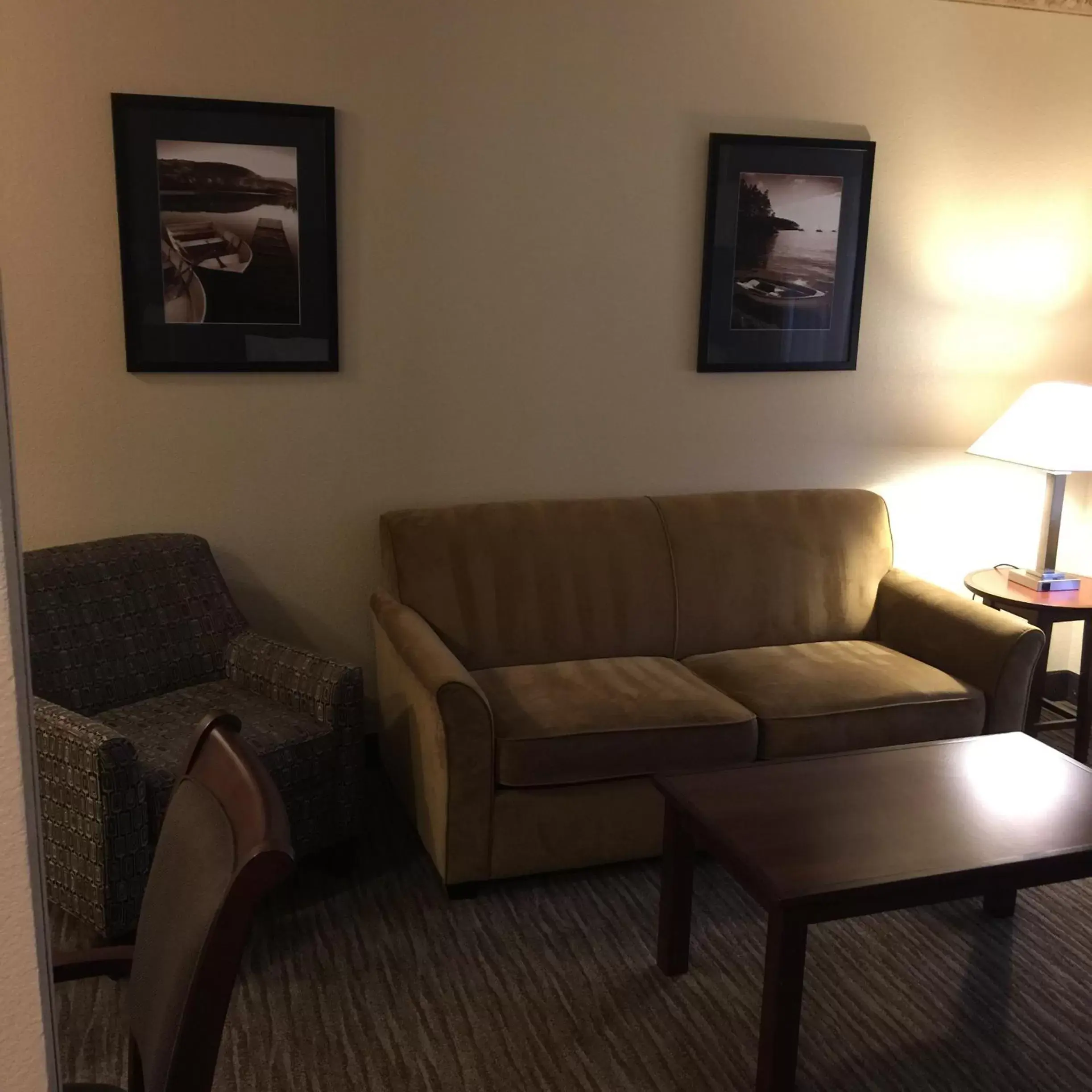 Living room, Seating Area in Hawthorn Suites by Wyndham Rancho Cordova/Folsom