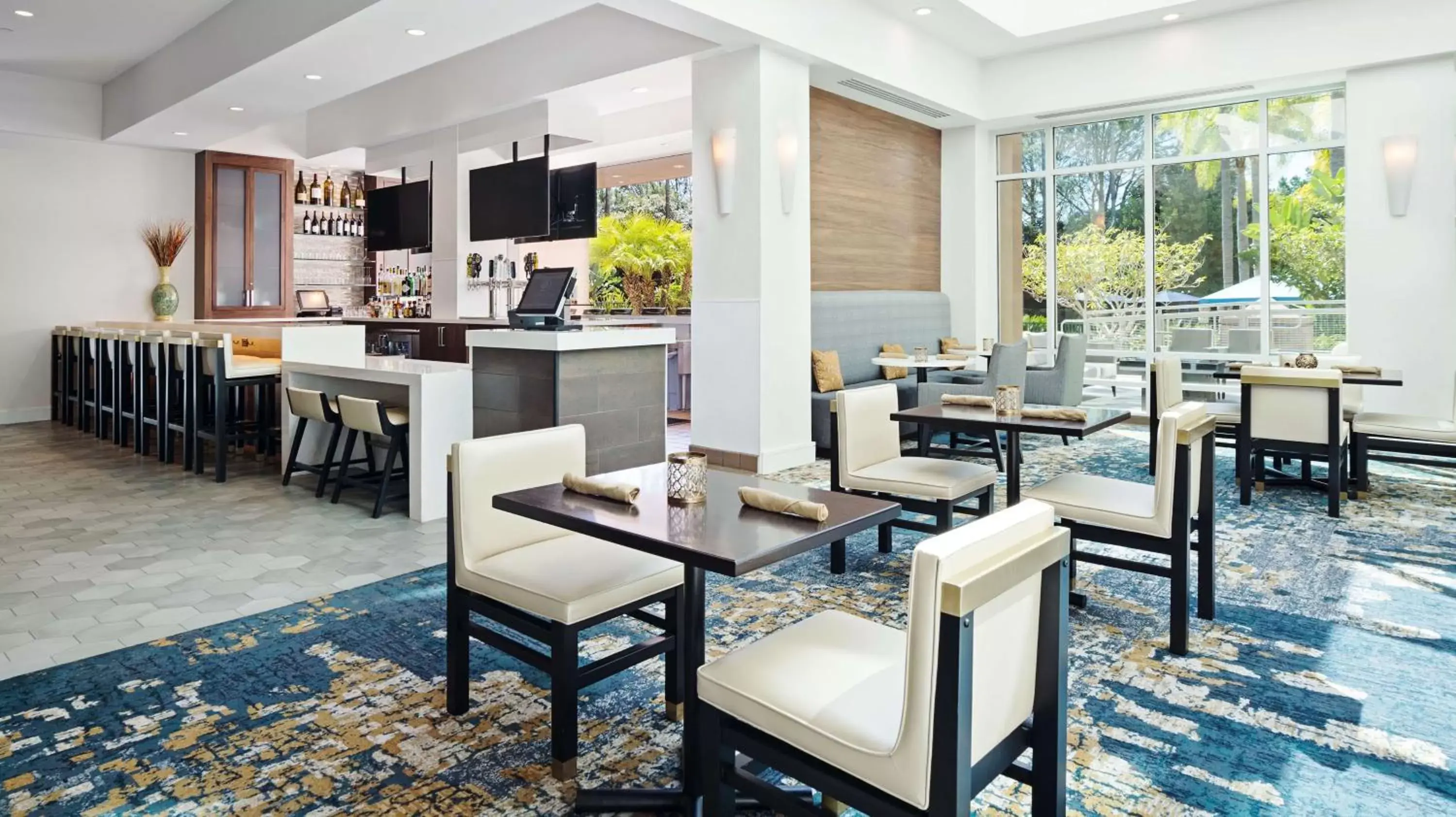 Lounge or bar, Restaurant/Places to Eat in DoubleTree by Hilton San Diego Del Mar