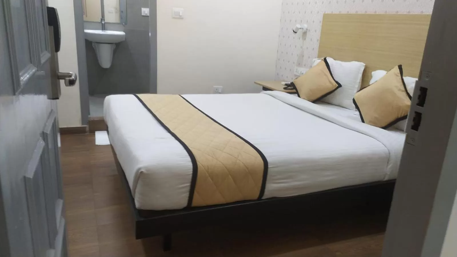 Deluxe Double Room with Bath - single occupancy in GRACE RESIDENCY