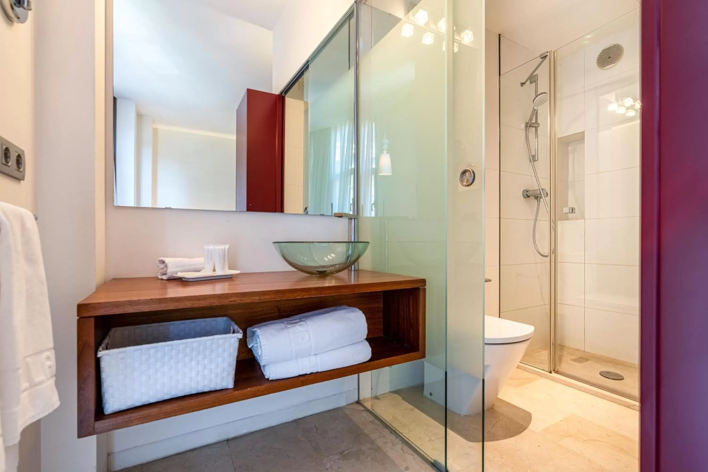 Shower, Bathroom in Hotel Palladium