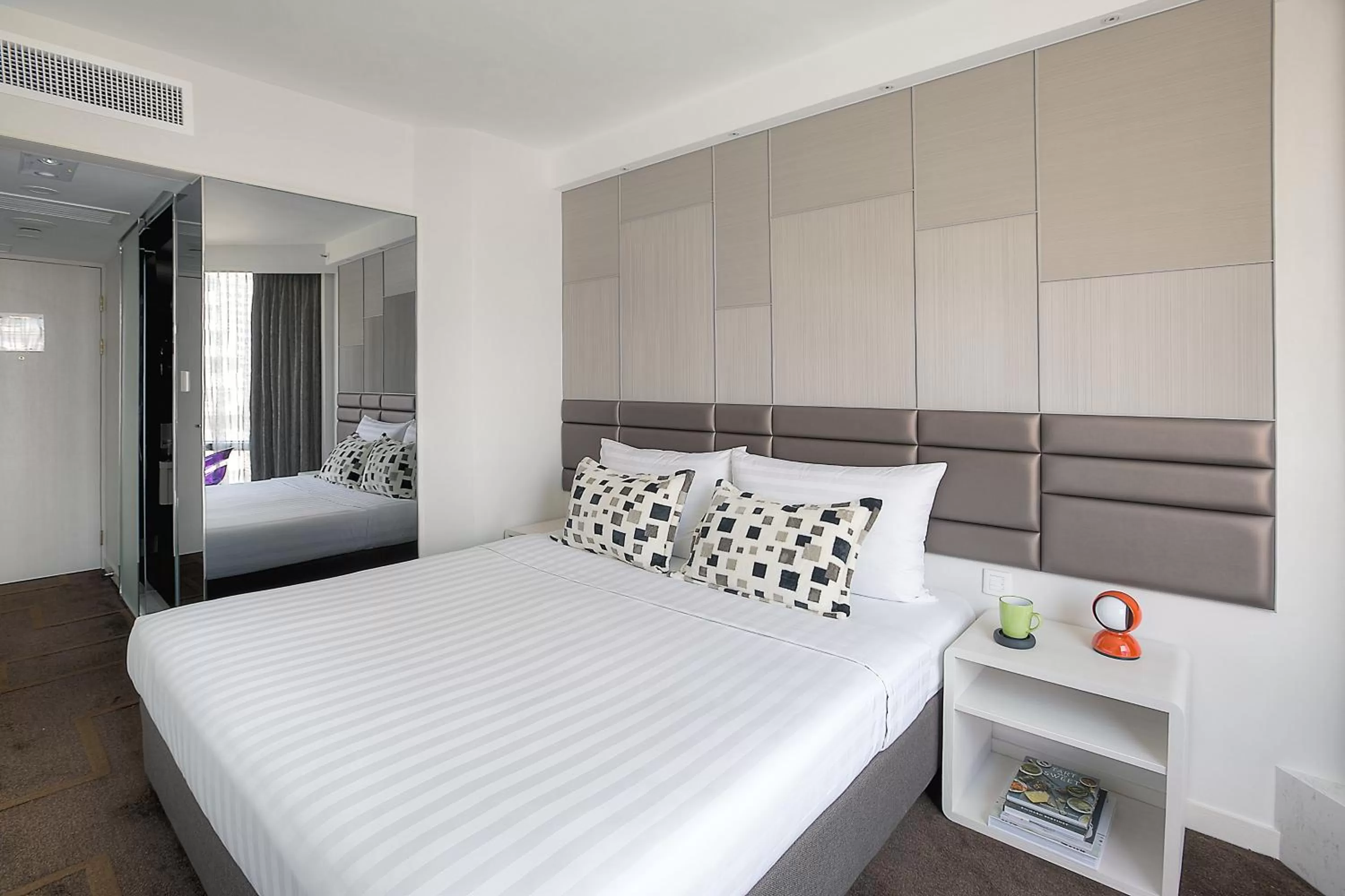 Photo of the whole room, Bed in Stanford Hotel Hong Kong