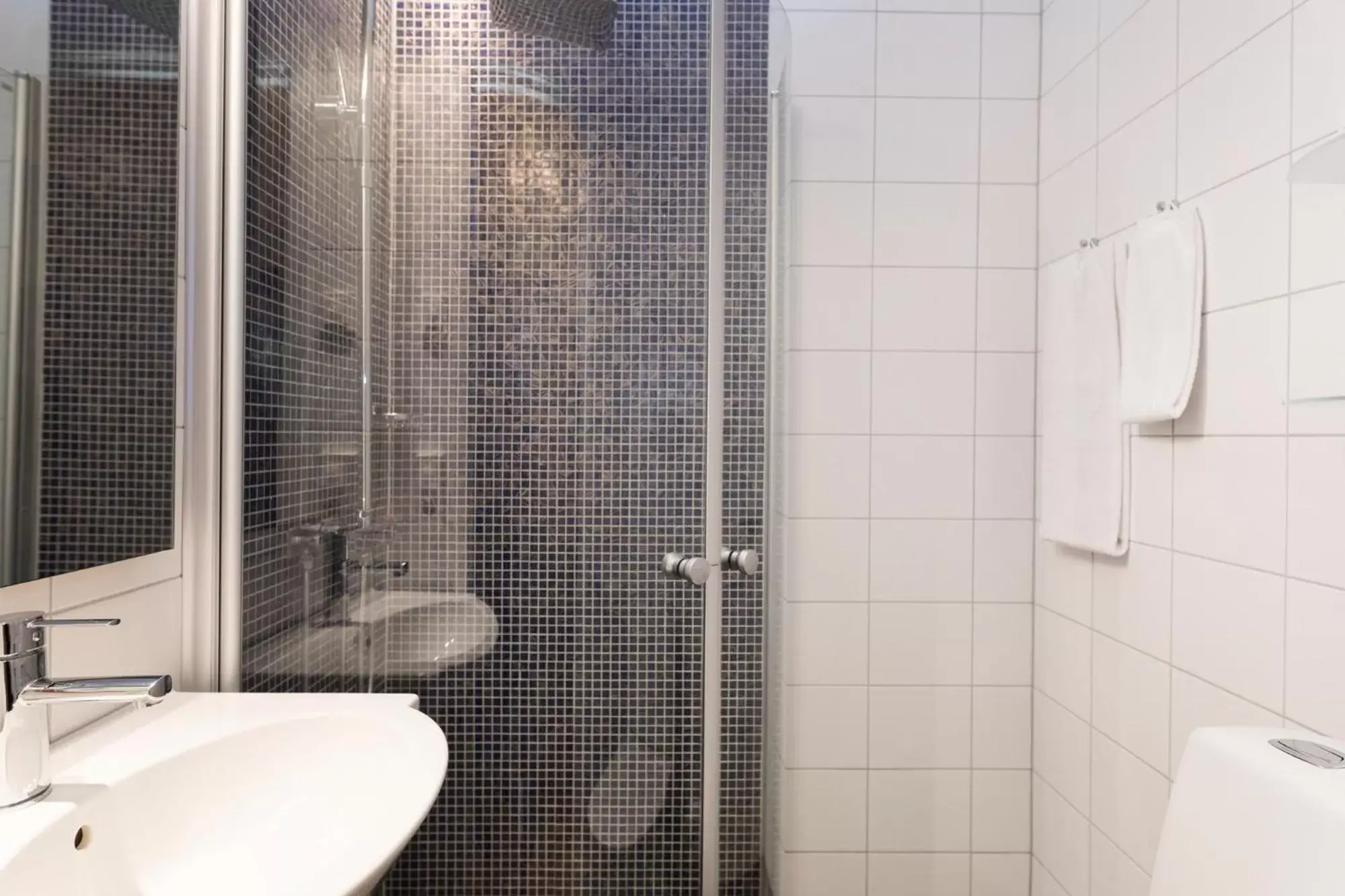 Shower, Bathroom in ProfilHotels Calmar Stadshotell