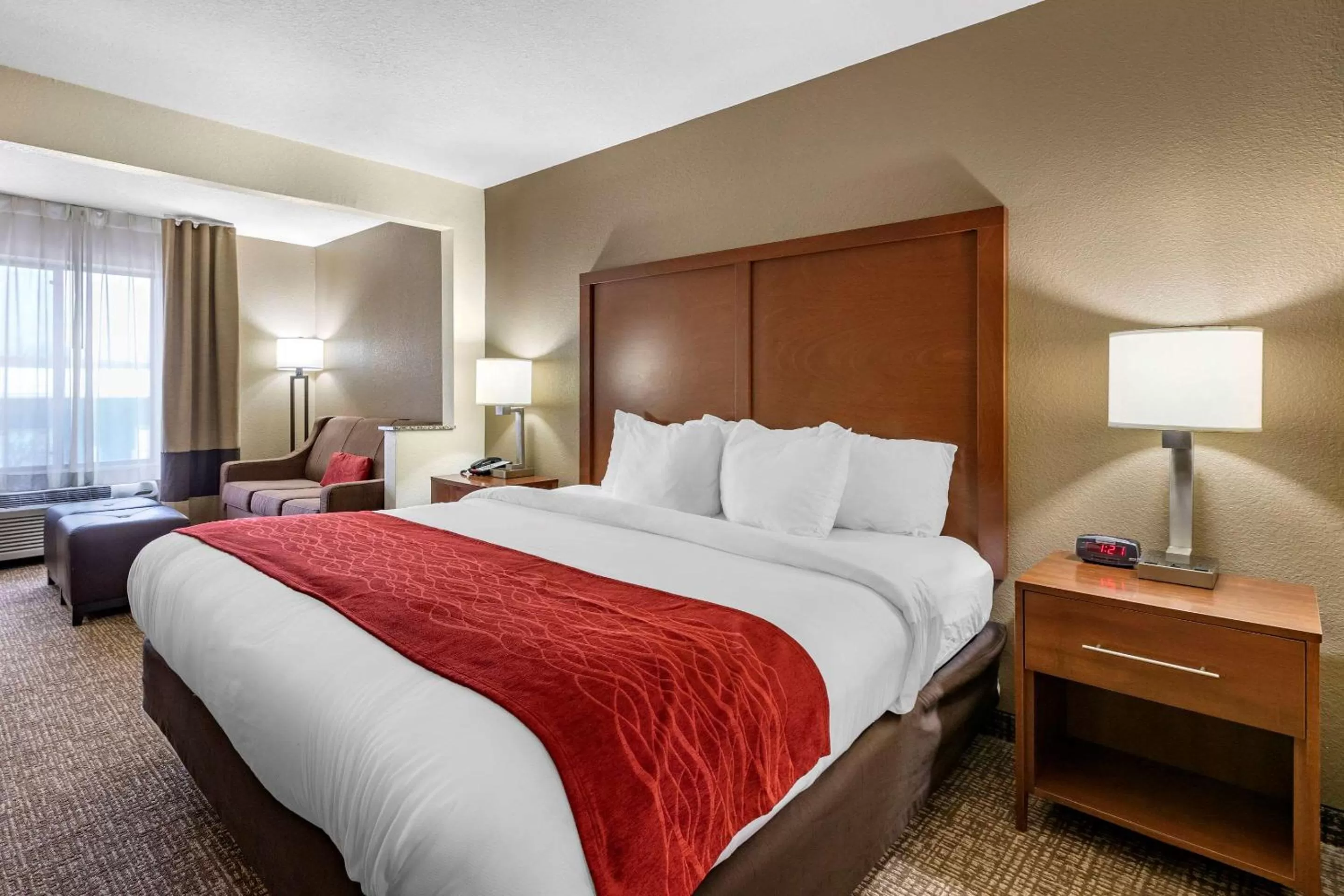 Photo of the whole room, Bed in Comfort Inn & Suites Cedar Rapids North - Collins Road