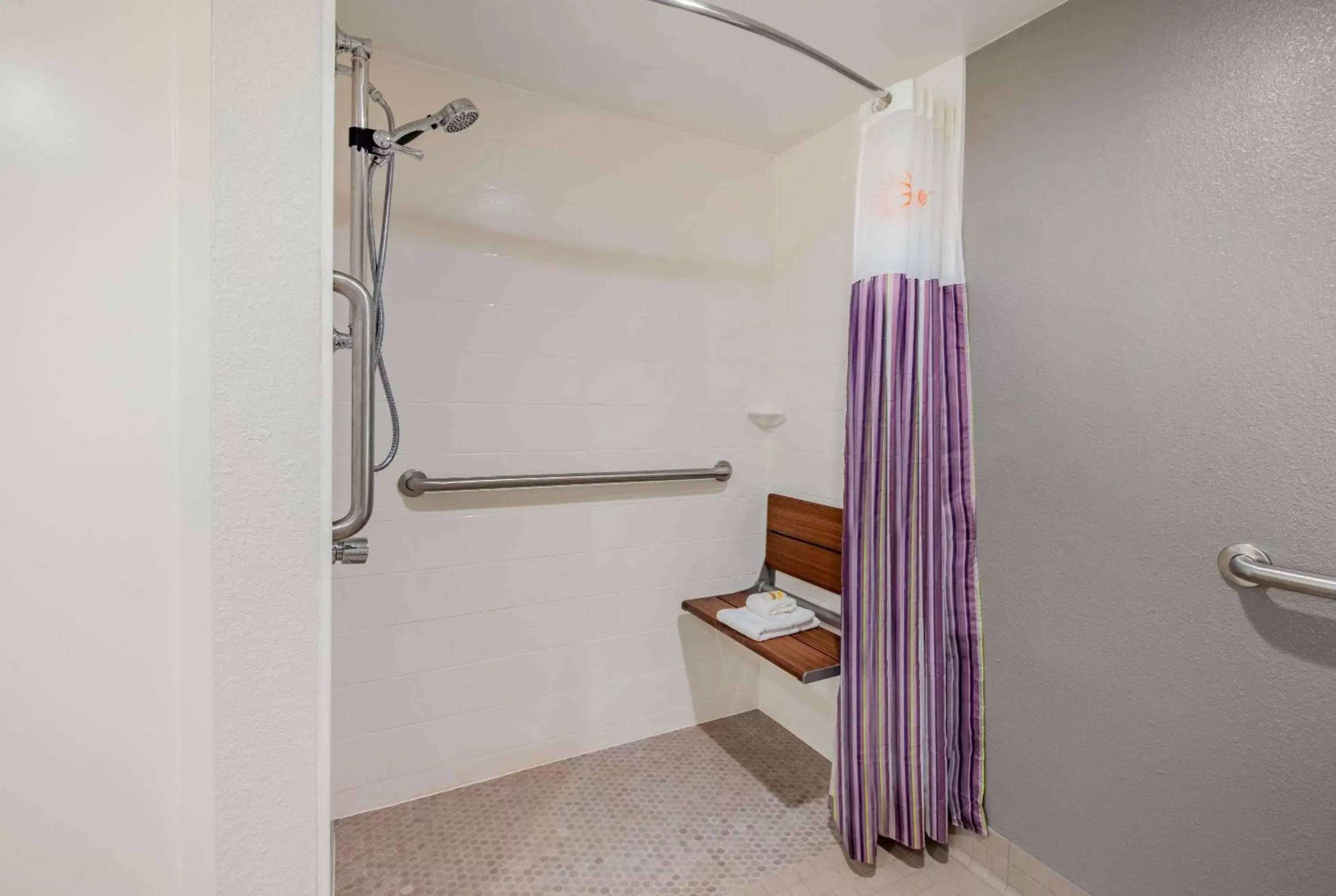 Shower, Bathroom in La Quinta by Wyndham Baltimore BWI Airport