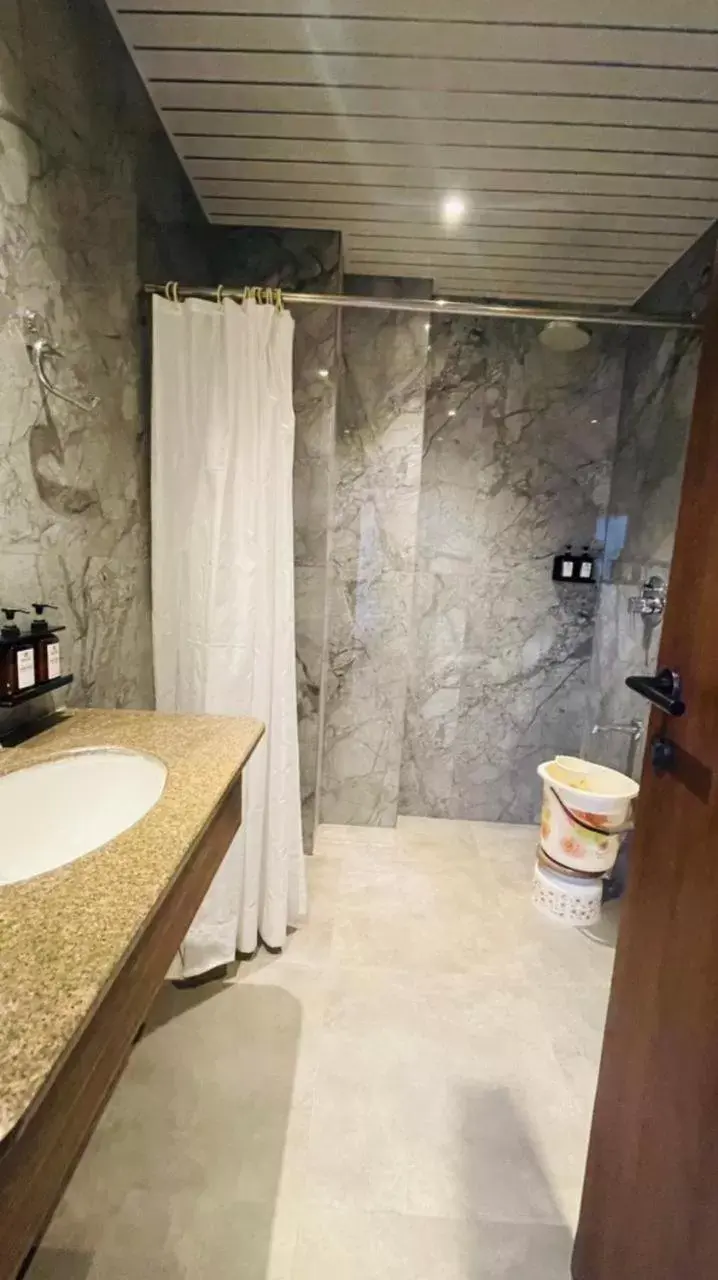 Bathroom in Hotel Gorbandh