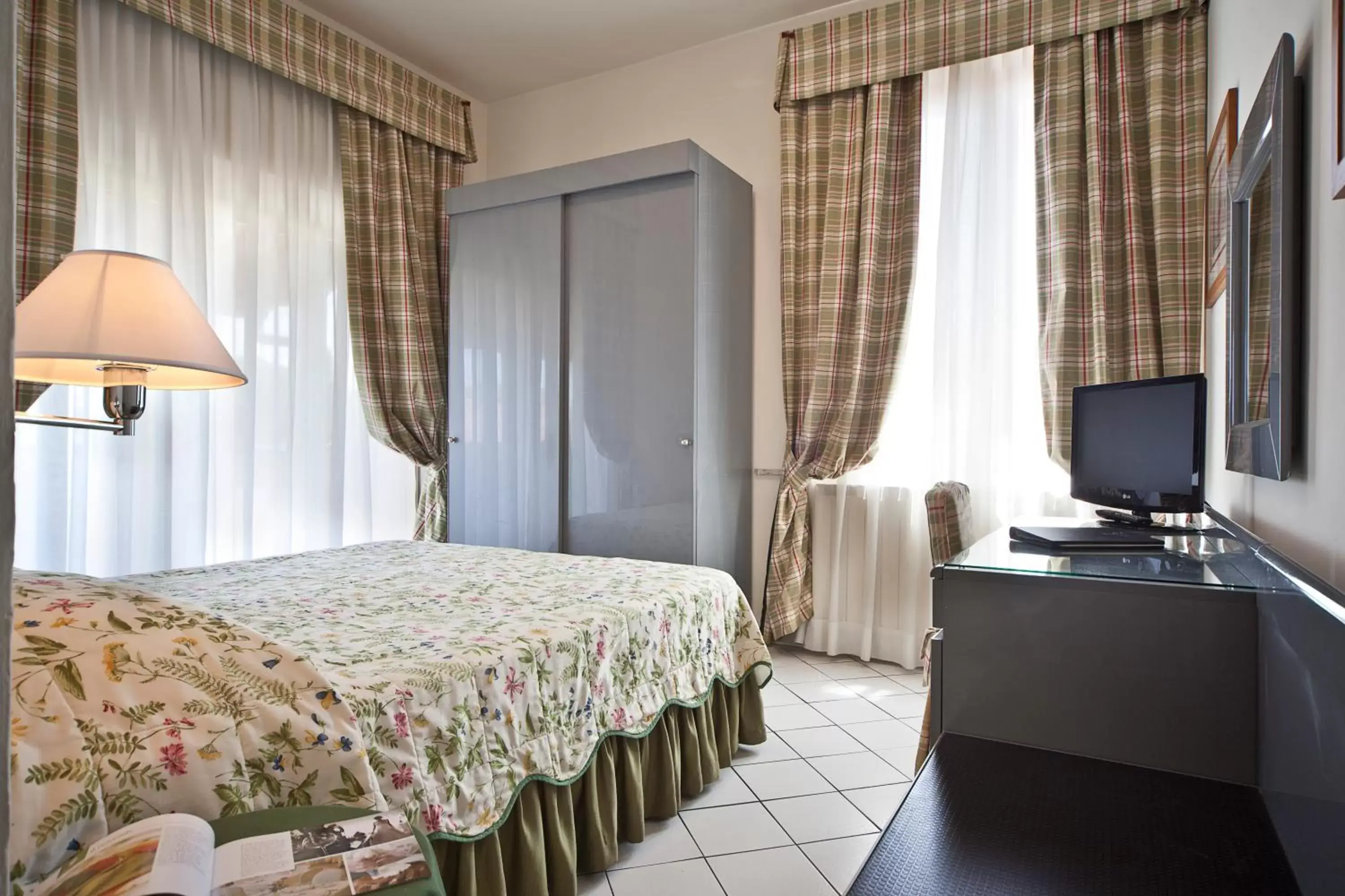 TV and multimedia, Bed in Hotel Italia