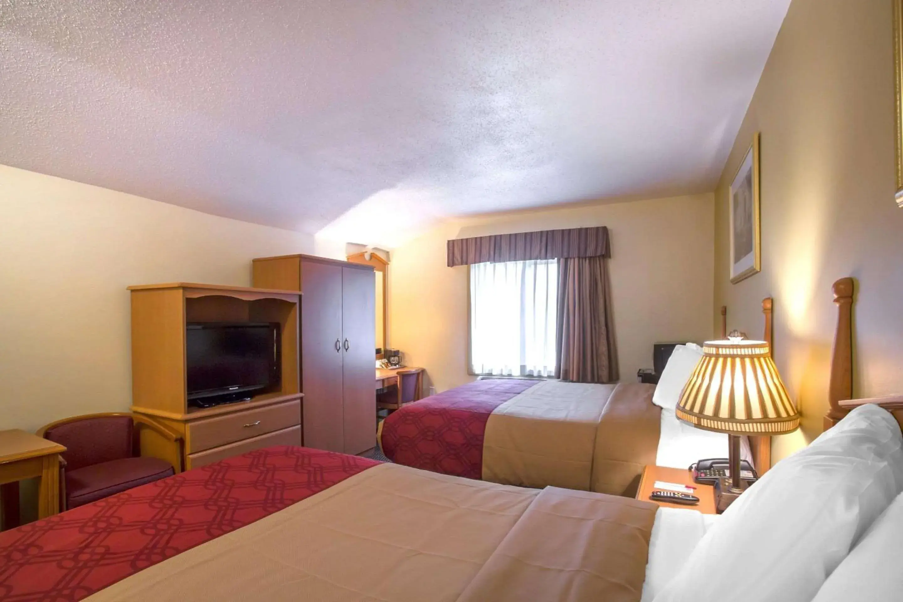 Photo of the whole room, Bed in Econo Lodge Manchester