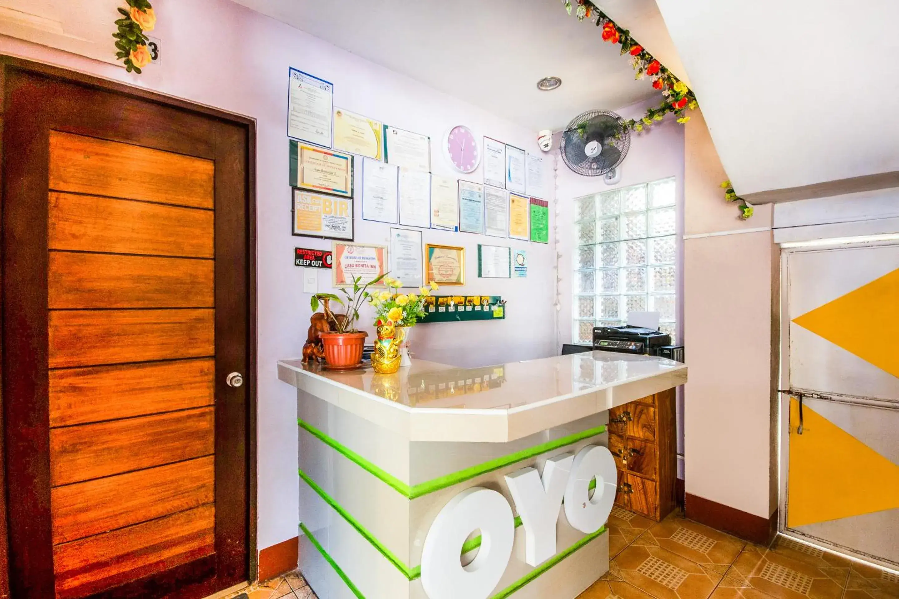 Lobby or reception, Kitchen/Kitchenette in Casa Bonita Inn Oslob