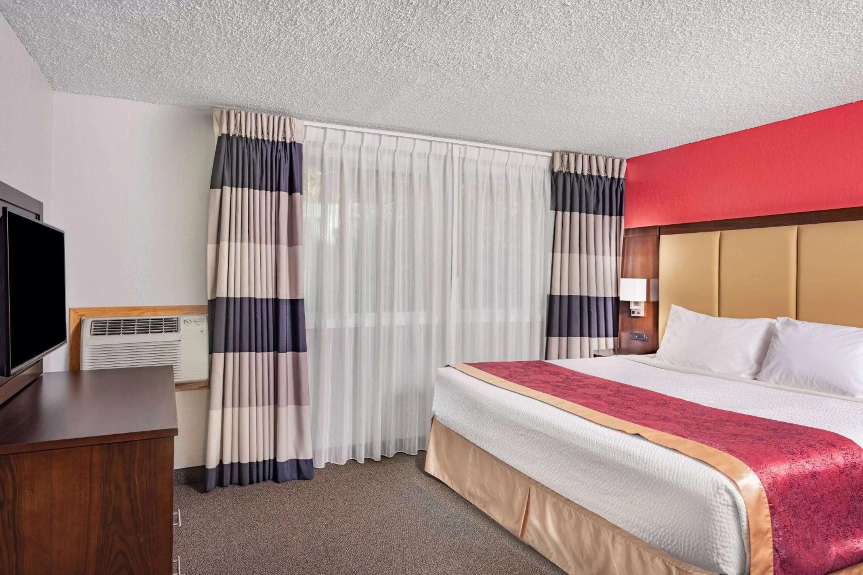 Photo of the whole room, Bed in Ramada by Wyndham Keystone Near Mt Rushmore