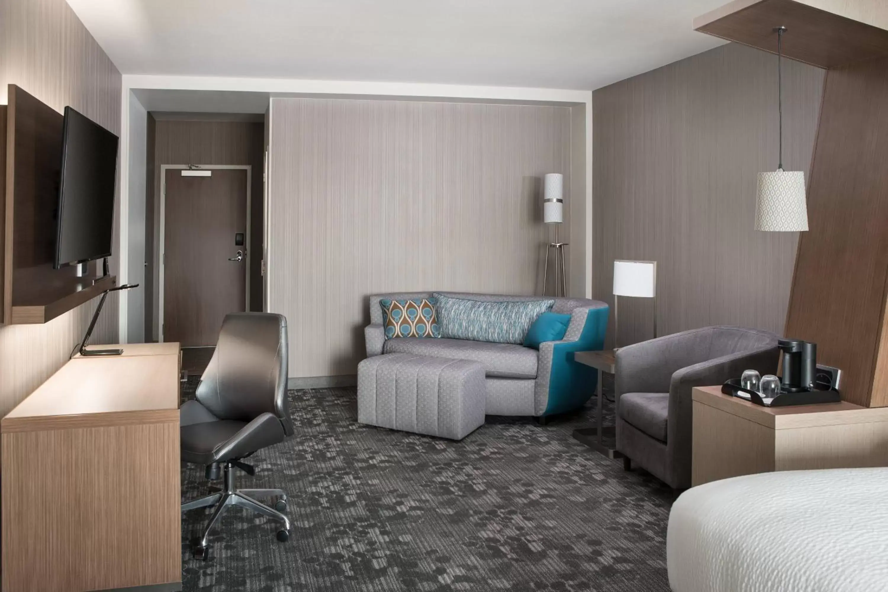 Living room, Seating Area in Courtyard by Marriott Pullman