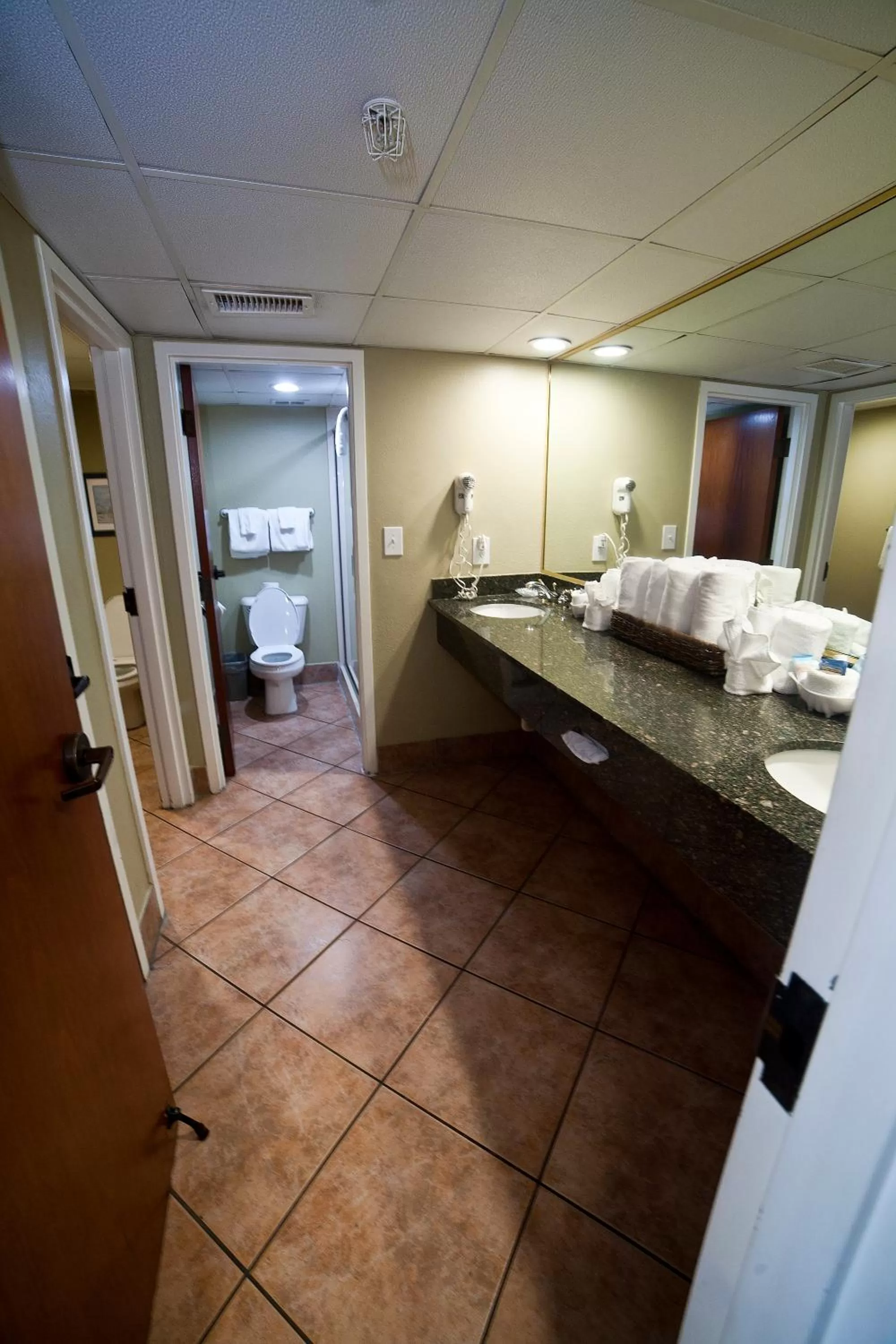 Bathroom, Bed in DeSoto Beach Hotel