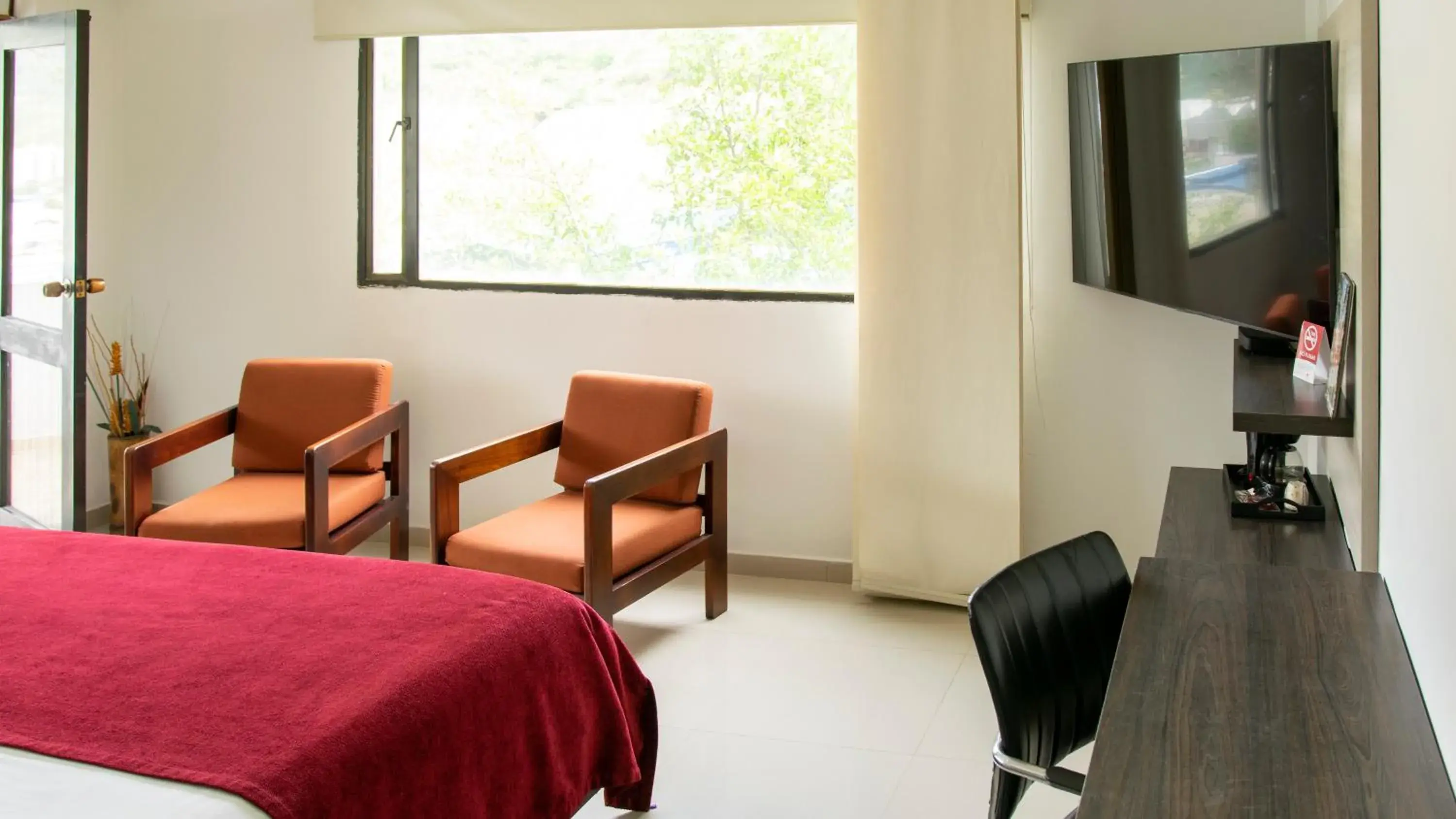 Bed, Seating Area in Hotel San Juan Internacional