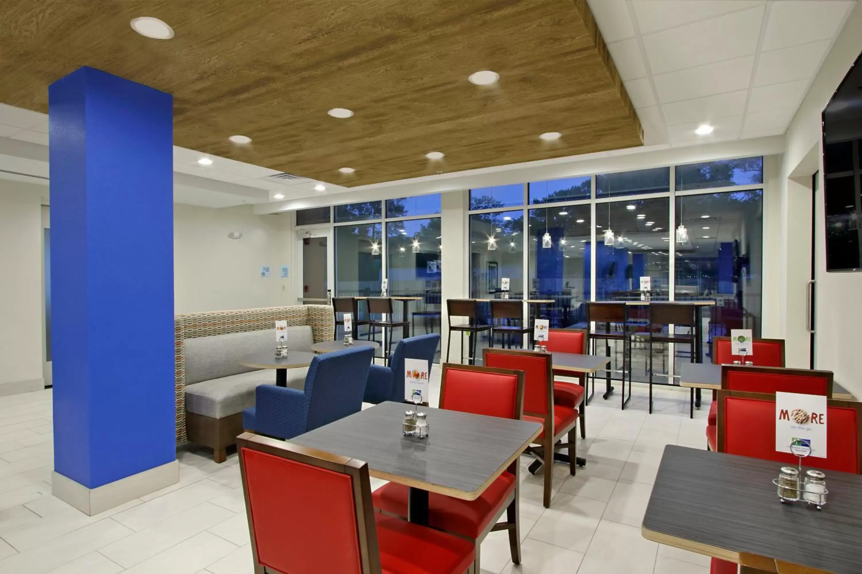 Breakfast, Restaurant/Places to Eat in Holiday Inn Express & Suites - Columbus North, an IHG Hotel