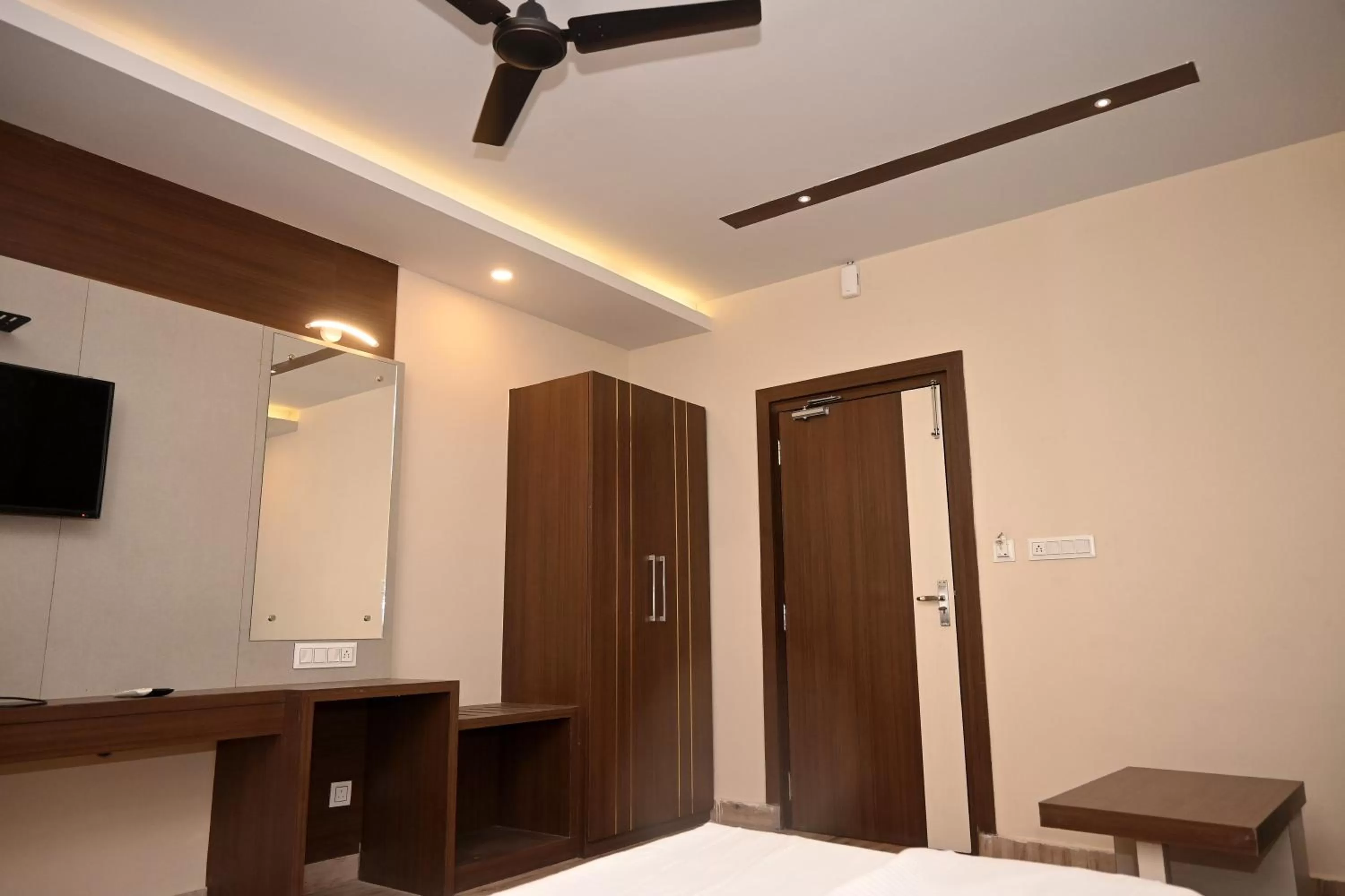 Bed, TV/Entertainment Center in Royal Sea View