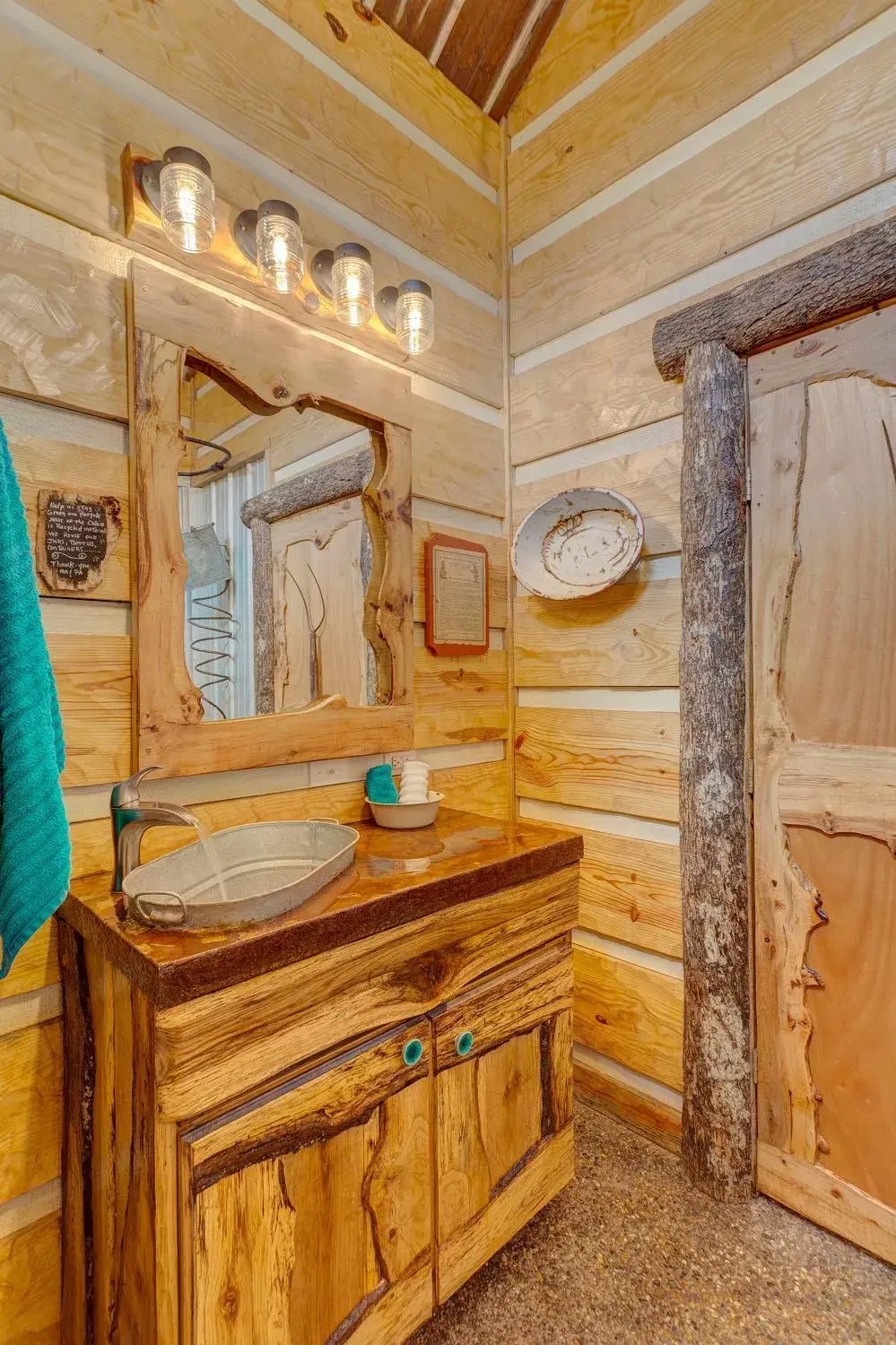 Bathroom in Fox Pass Cabins