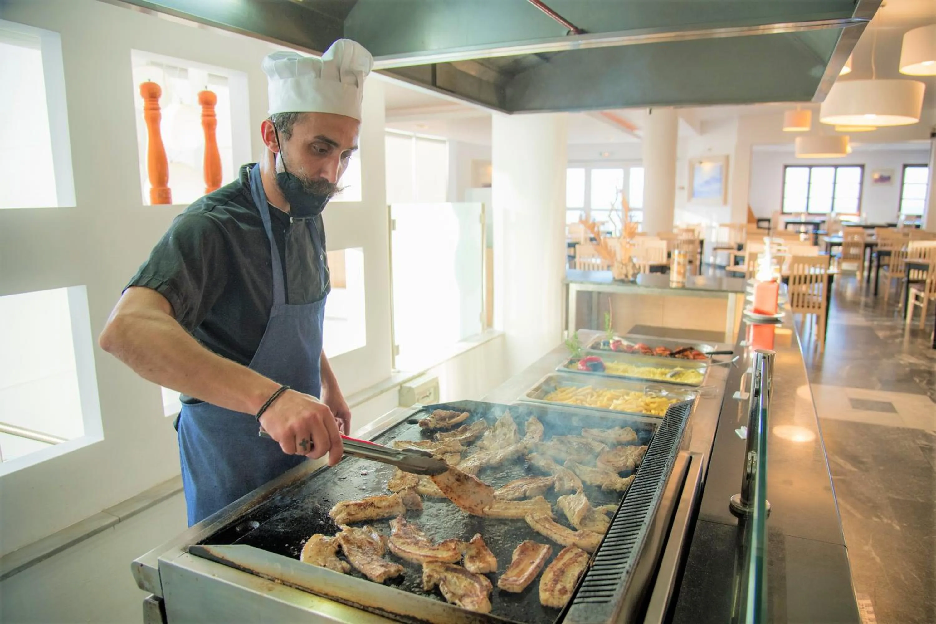 Restaurant/places to eat in Semiramis Village Hotel