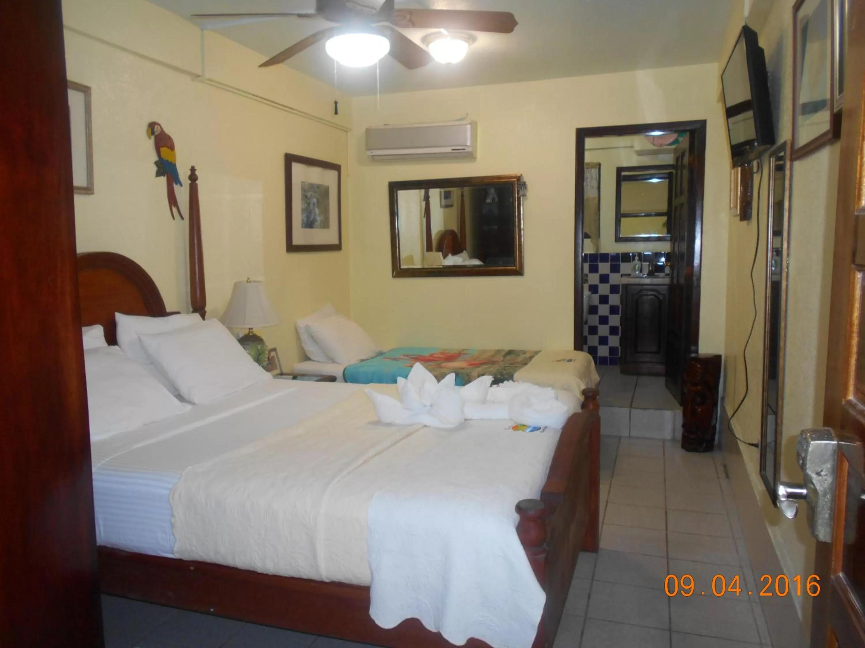 Photo of the whole room, Bed in Alan's Paradise Hotel