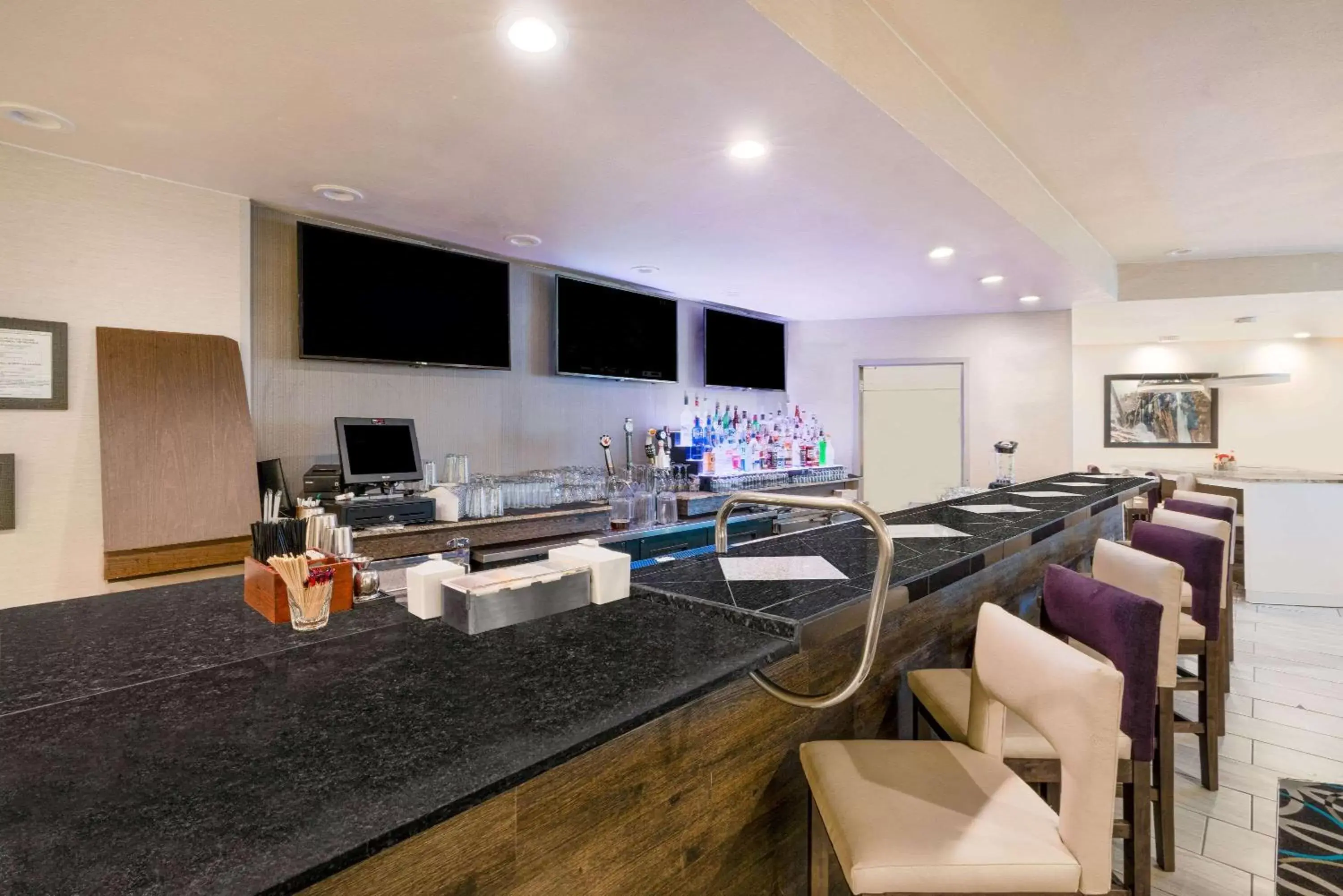 Lounge or bar, Kitchen/Kitchenette in La Quinta by Wyndham Glenwood Springs