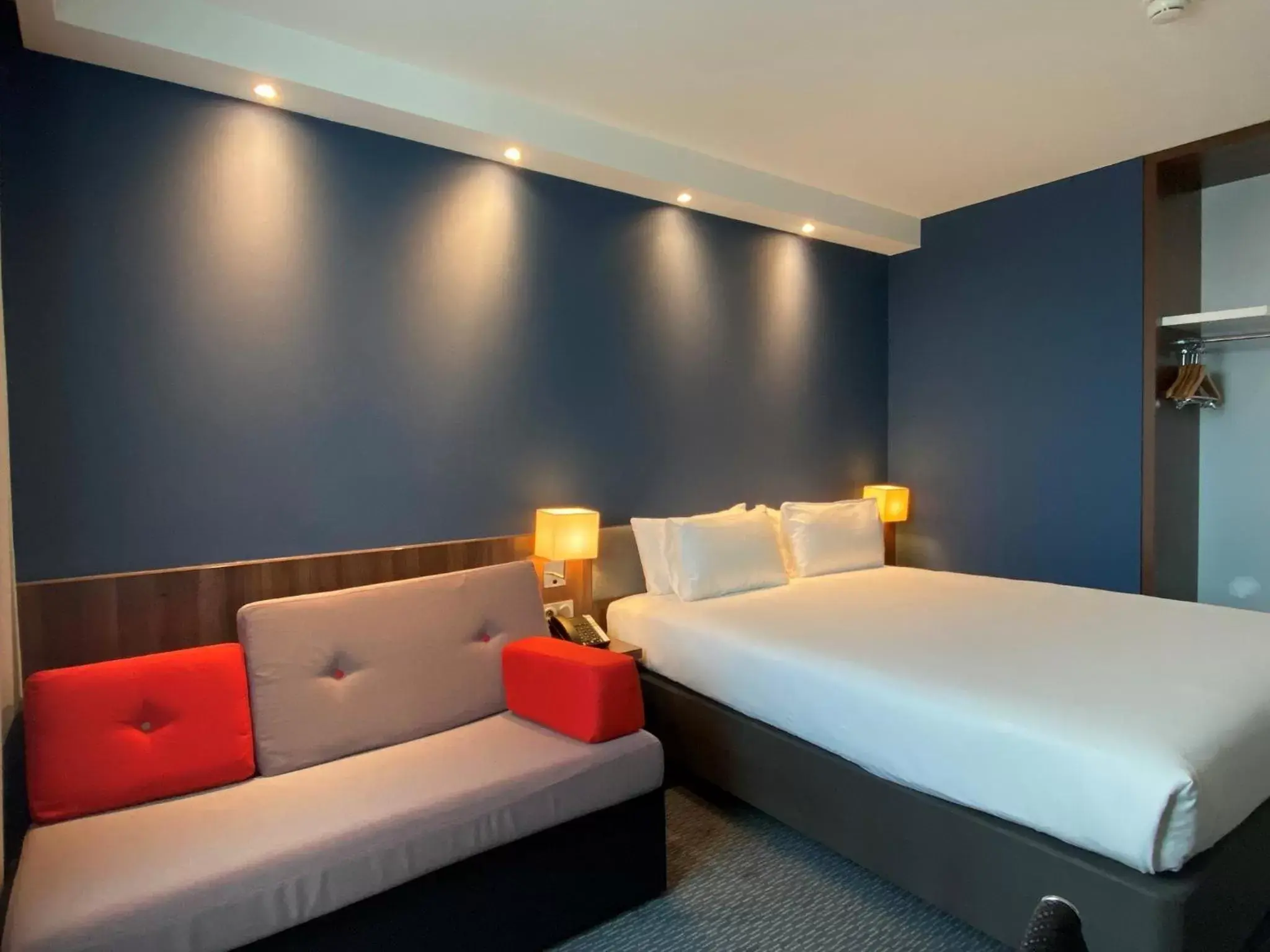 Photo of the whole room, Bed in Holiday Inn Express Dijon, an IHG Hotel