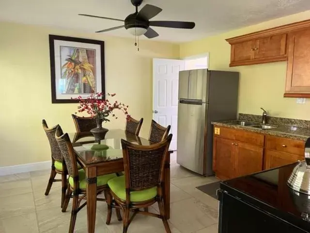 Swimming pool, Dining Area in Coconut Bay Resort - Key Largo