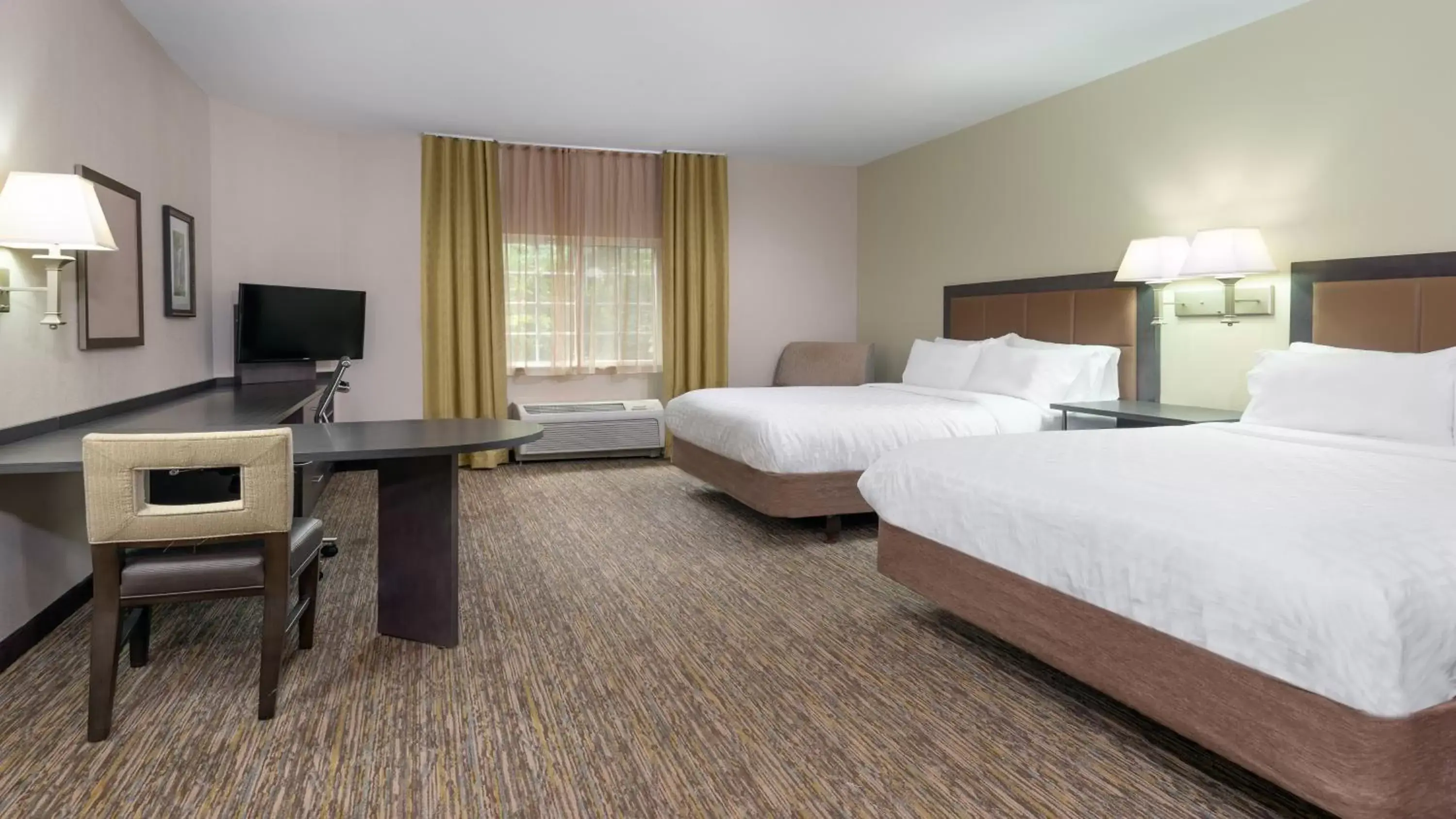 Bedroom, TV/Entertainment Center in Candlewood Suites Athens, an IHG Hotel