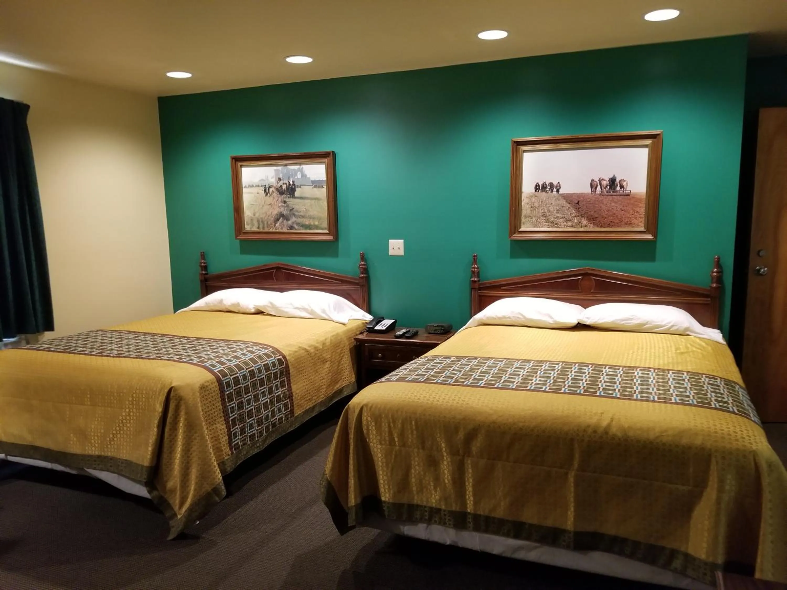 Bed in Classic Inn Lancaster