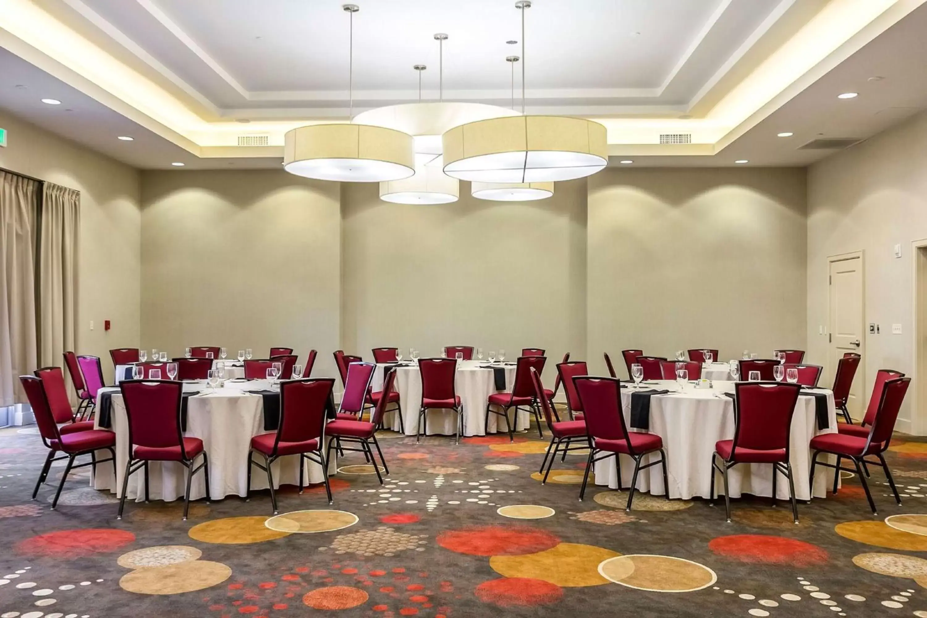 Meeting/conference room, Restaurant/Places to Eat in Embassy Suites by Hilton Newark Airport