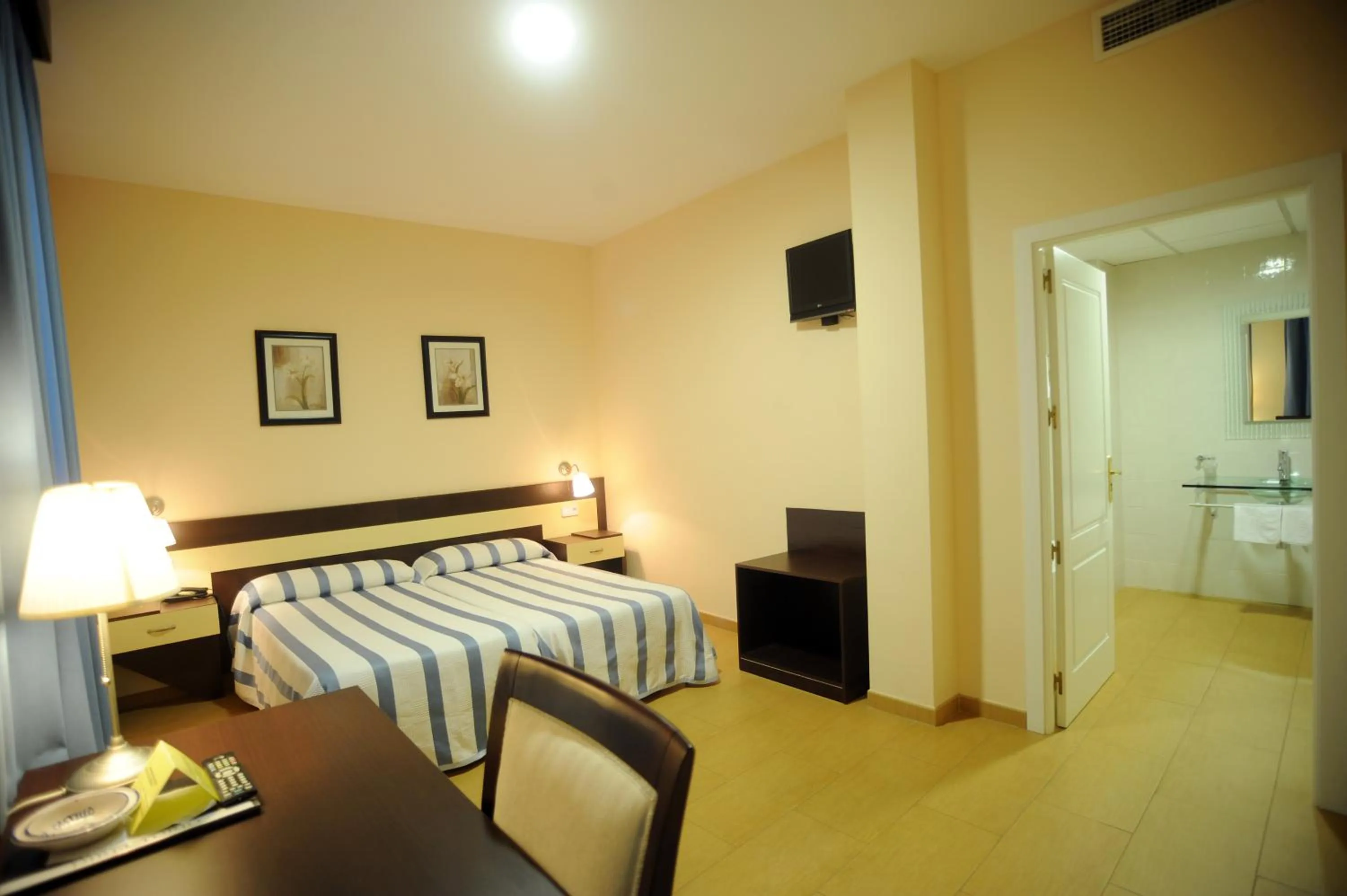 Photo of the whole room, Bed in Hotel Castillo