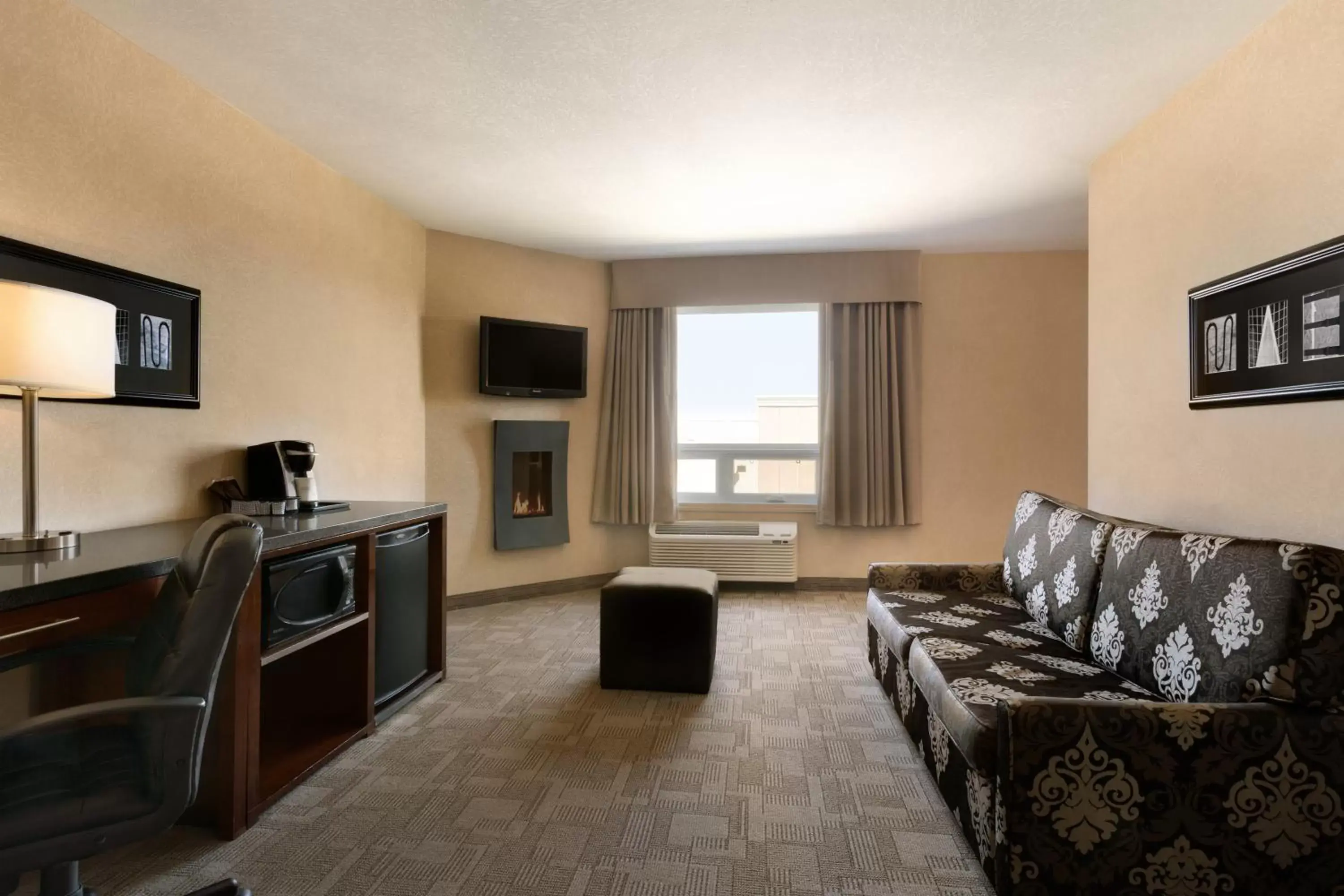 Bedroom, Seating Area in Days Inn by Wyndham Regina Airport West
