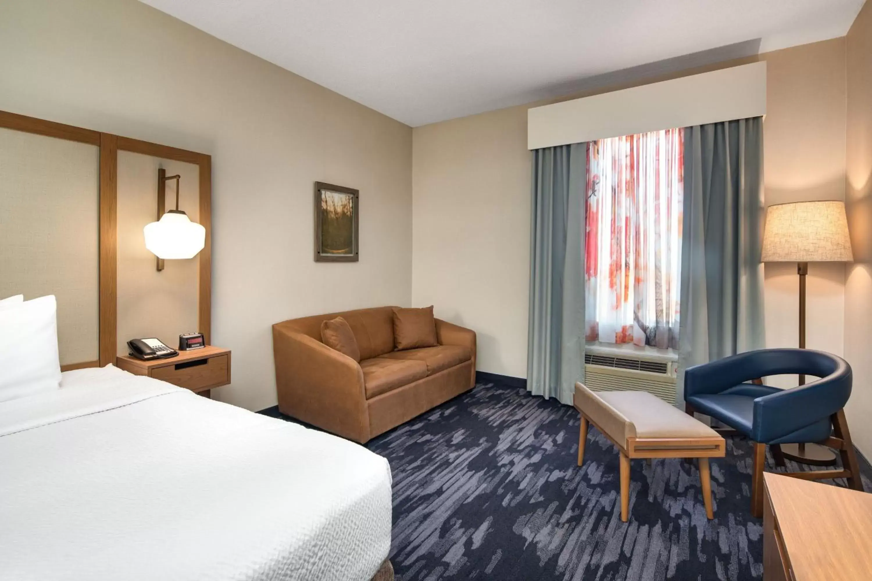 Photo of the whole room, Seating Area in Fairfield Inn by Marriott Toronto Oakville