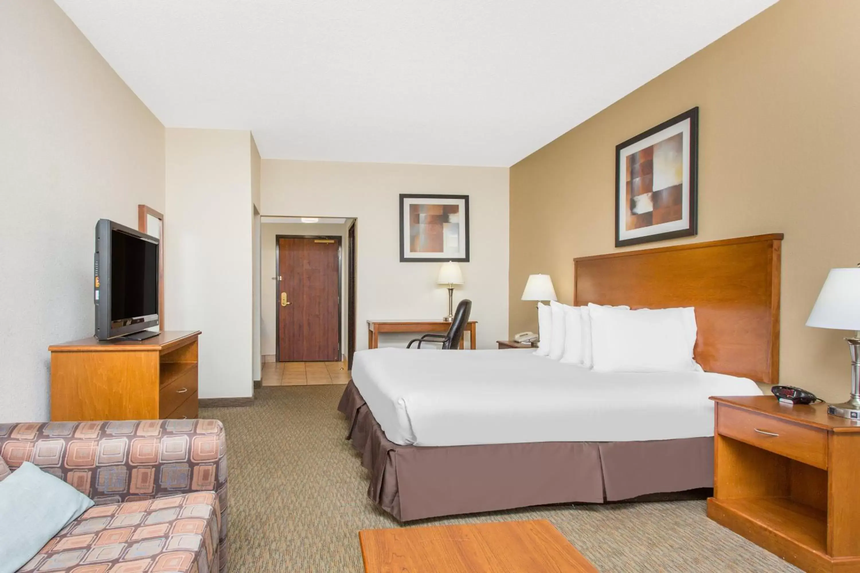 Bed in Days Inn By Wyndham Phenix City Near Fort Moore Bed in Days Inn By Wyndham Phenix City Near Fort Moore
