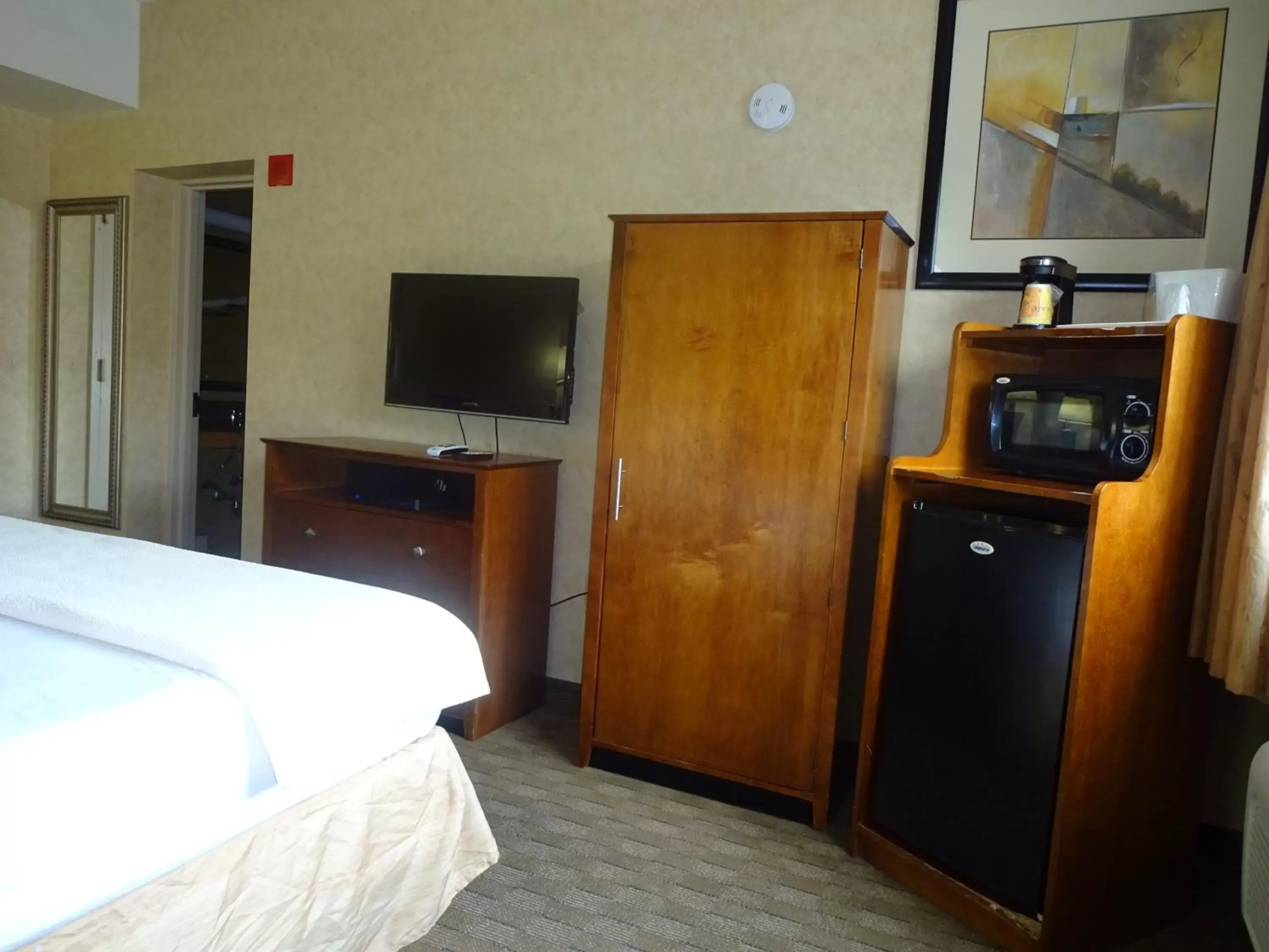 Bedroom, TV/Entertainment Center in Sheridan Hotel