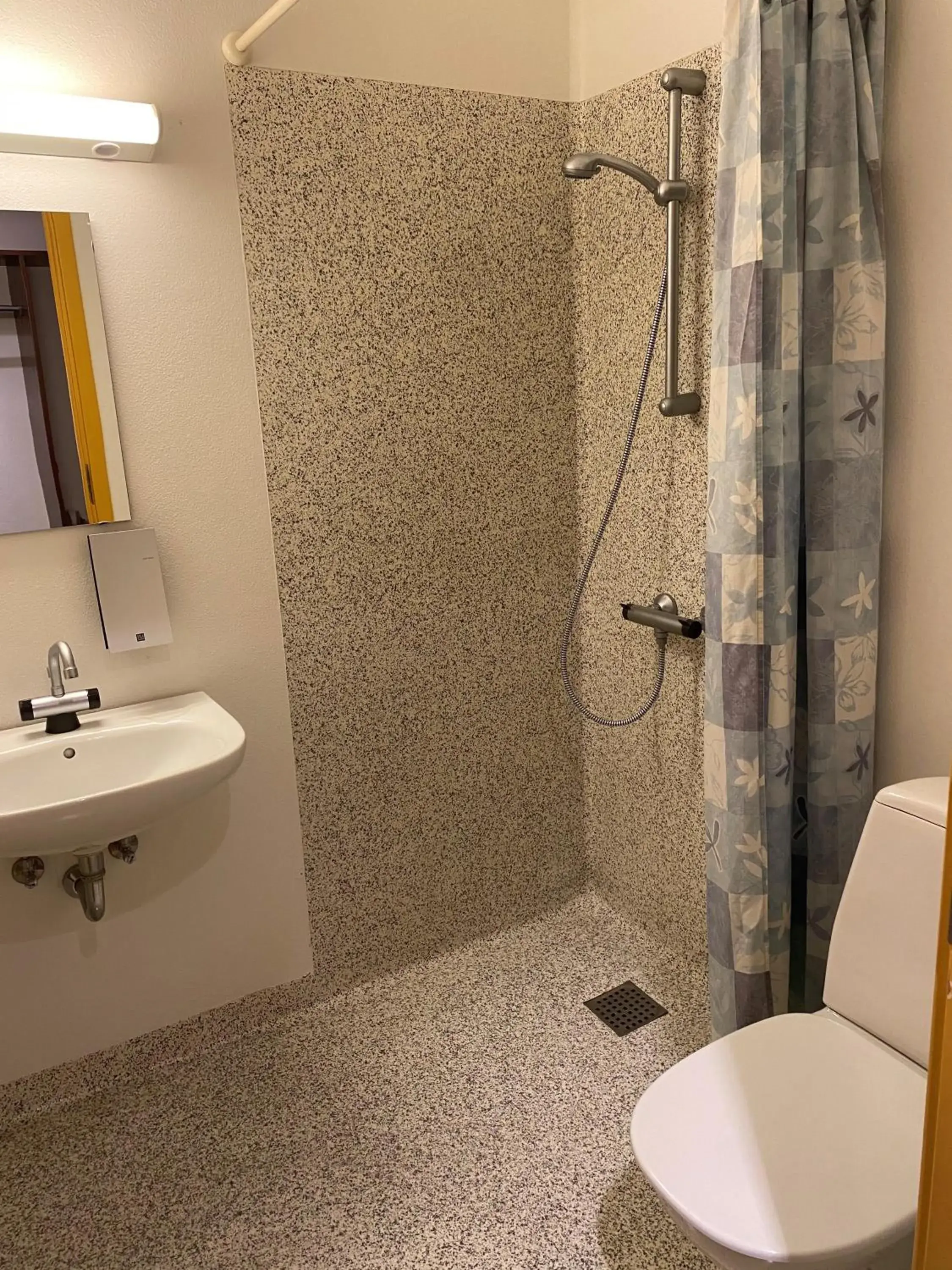 Shower, Bathroom in Hotel Dalgas