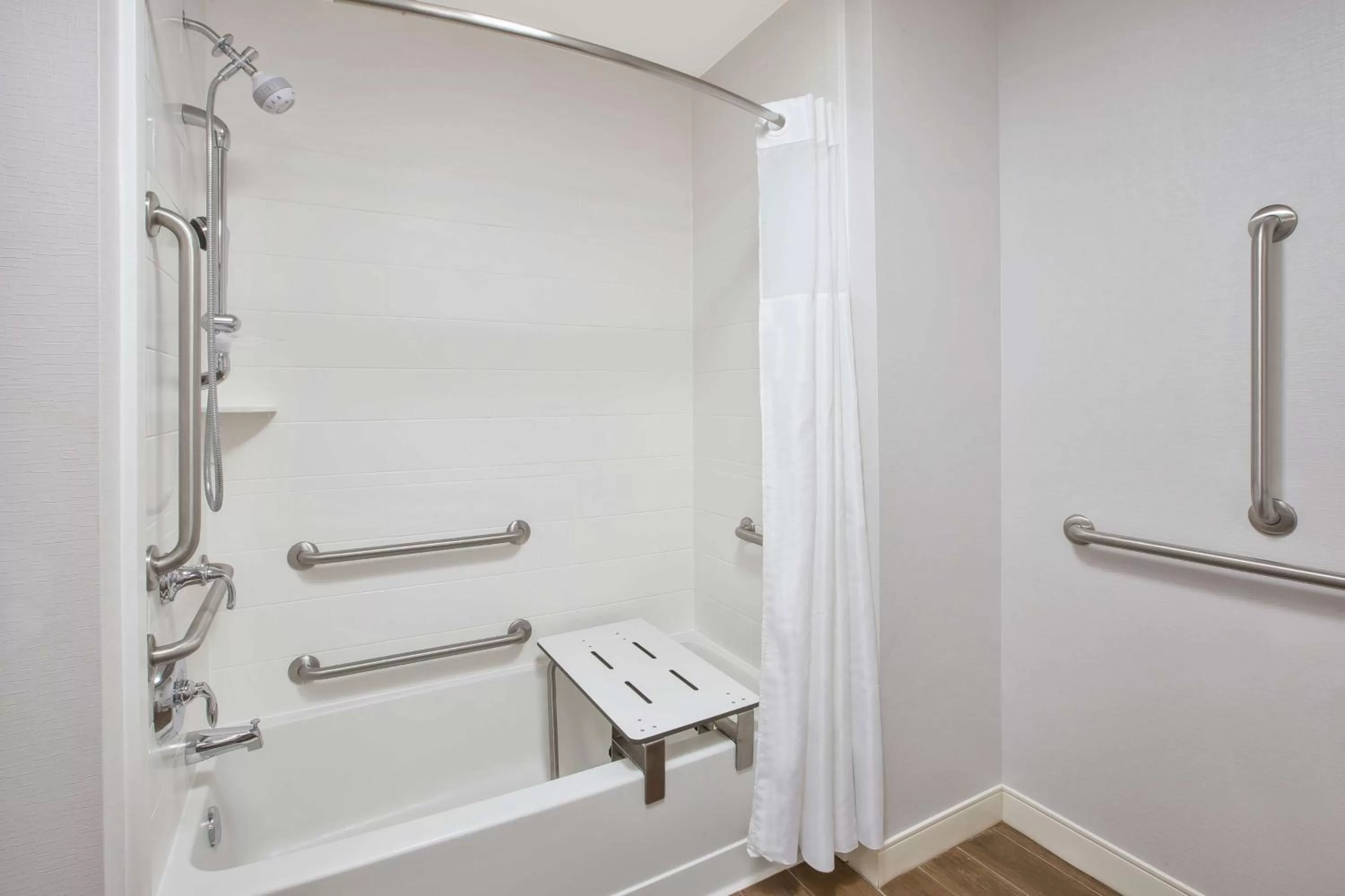 Bathroom in Hampton Inn & Suites Oakwood Village-Cleveland