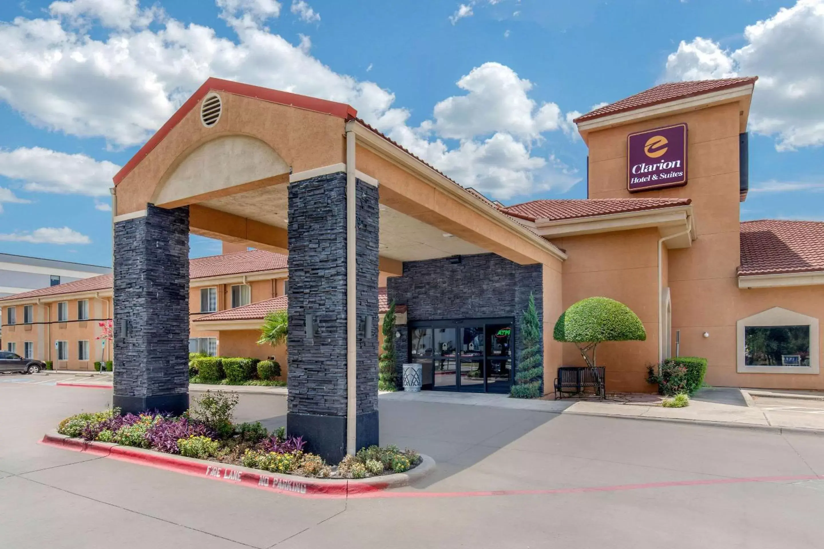 Property Building in Clarion Inn & Suites DFW North