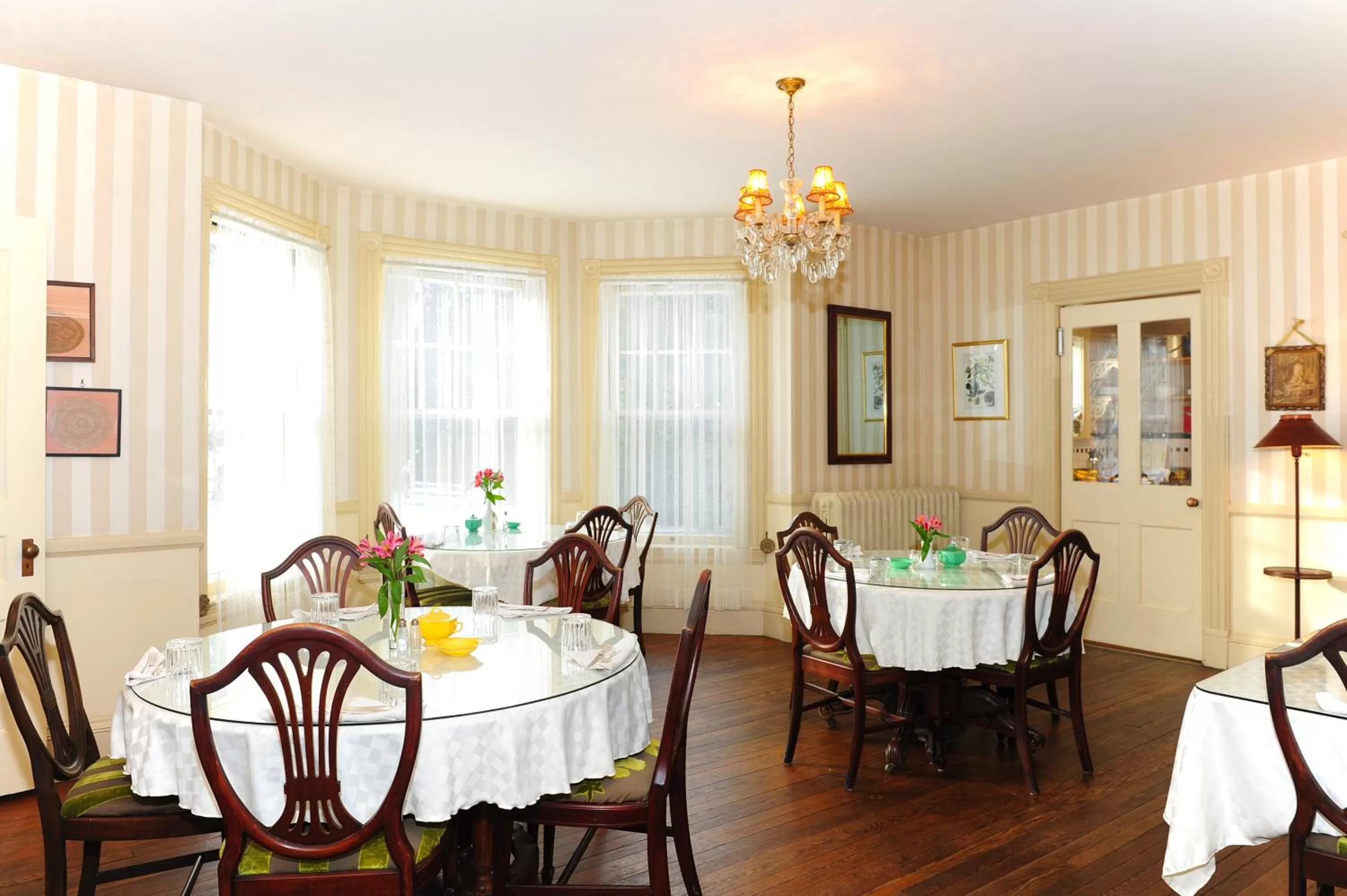 Restaurant/Places to Eat in Wainwright Inn