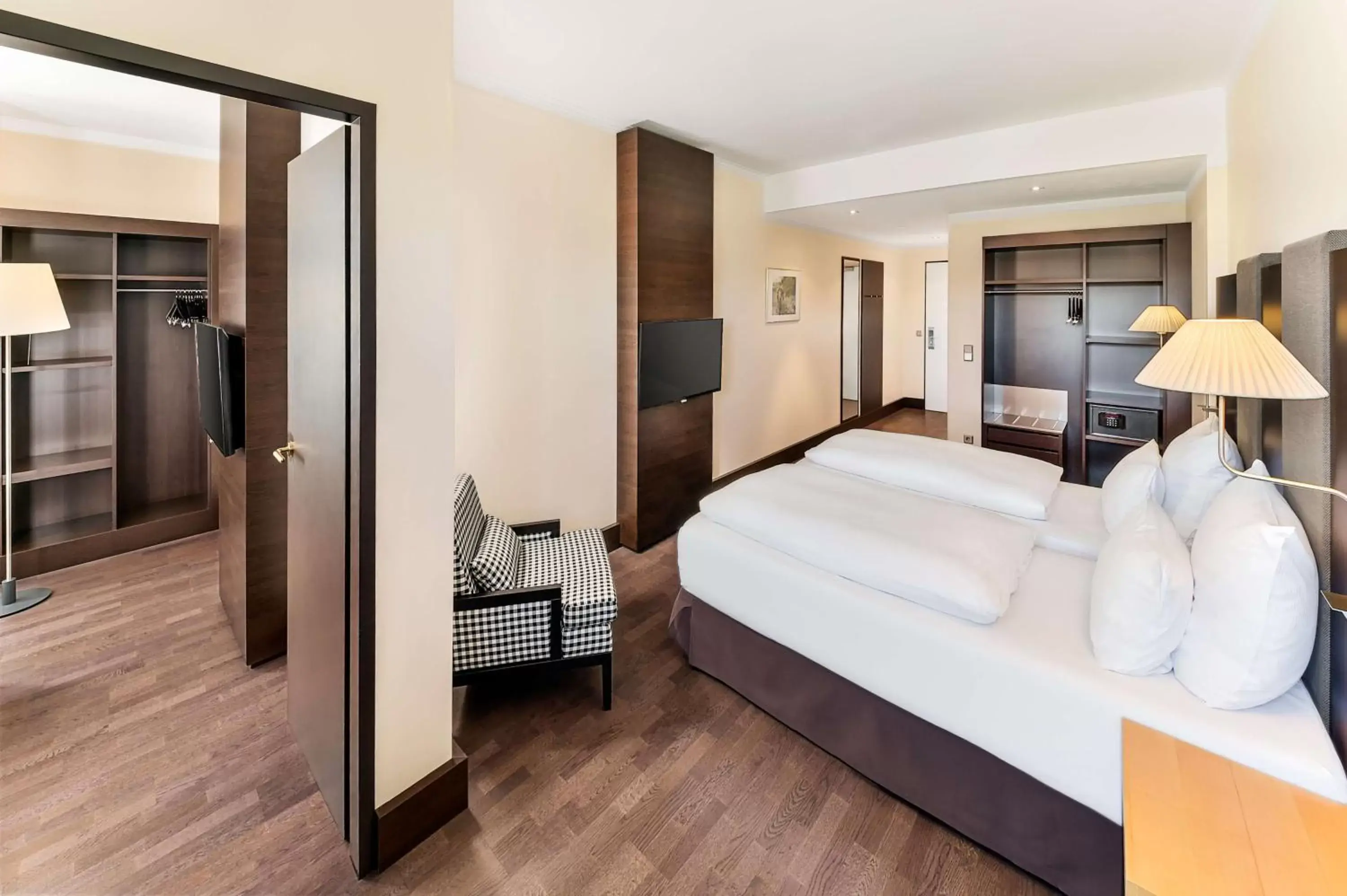 Junior Suite with Extra Bed (2 Adults + 1 Child) in NH München City Süd Junior Suite with Extra Bed (2 Adults + 1 Child) in NH München City Süd