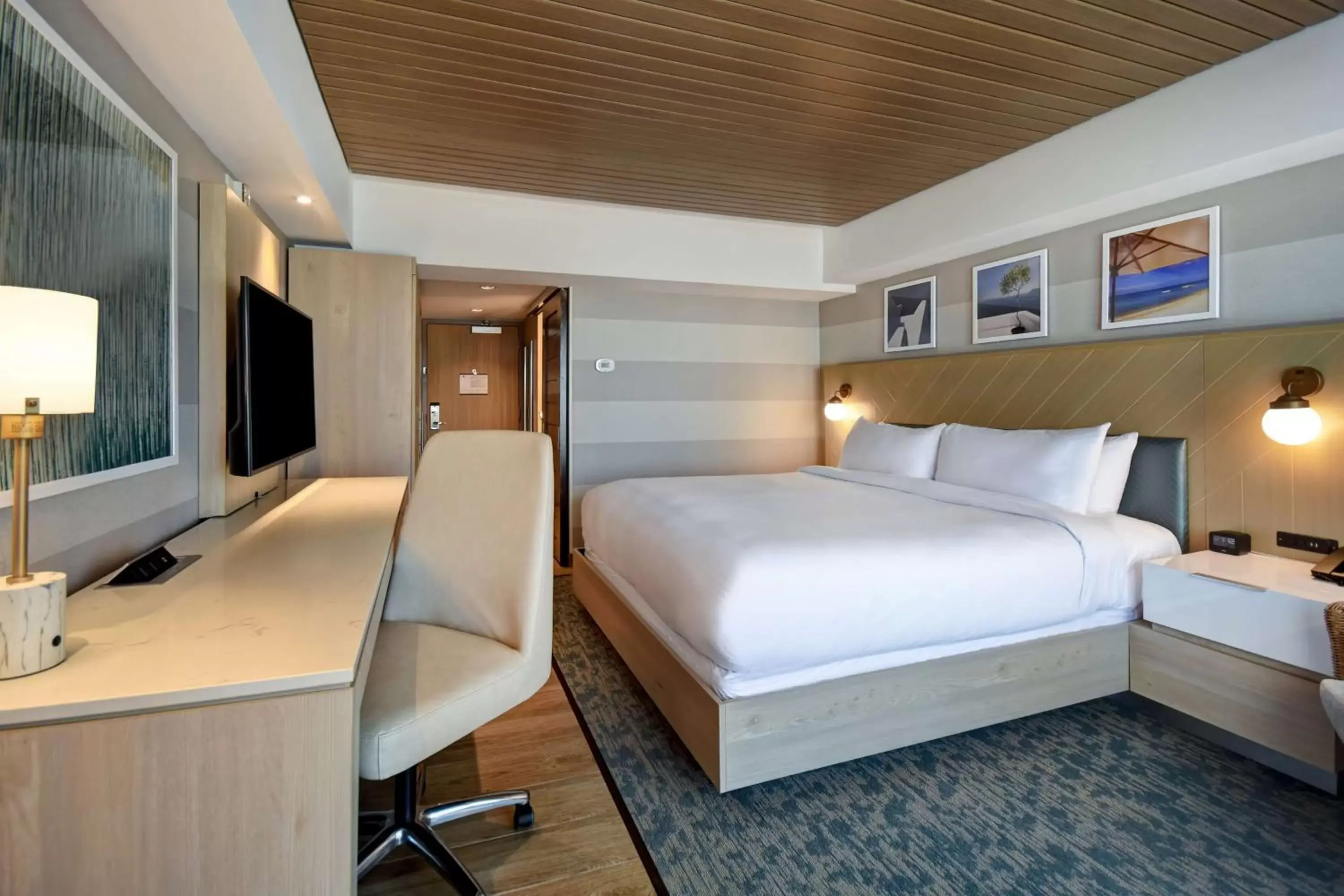 Bedroom, Bed in DoubleTree by Hilton Oceanfront Virginia Beach